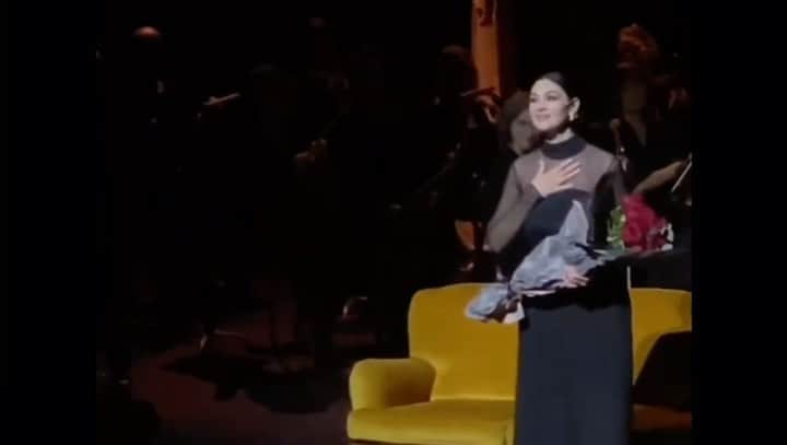 モニカ・ベルッチのインスタグラム：「❤️Merci au public de Paris qui m’a offert un accueil inoubliable pour la dernière en France du spectacle “Maria Callas Lettres & Mémoires “ mis en scène par @tomvolf  en version symphonique avec le merveilleux @orchestrelamoureux dirigé par Philippe Forget au @theatrechatelet ce lundi 14 Novembre   #monicabellucci#theathreduchatelet#mariacallas#miseenscène#tomvolf」