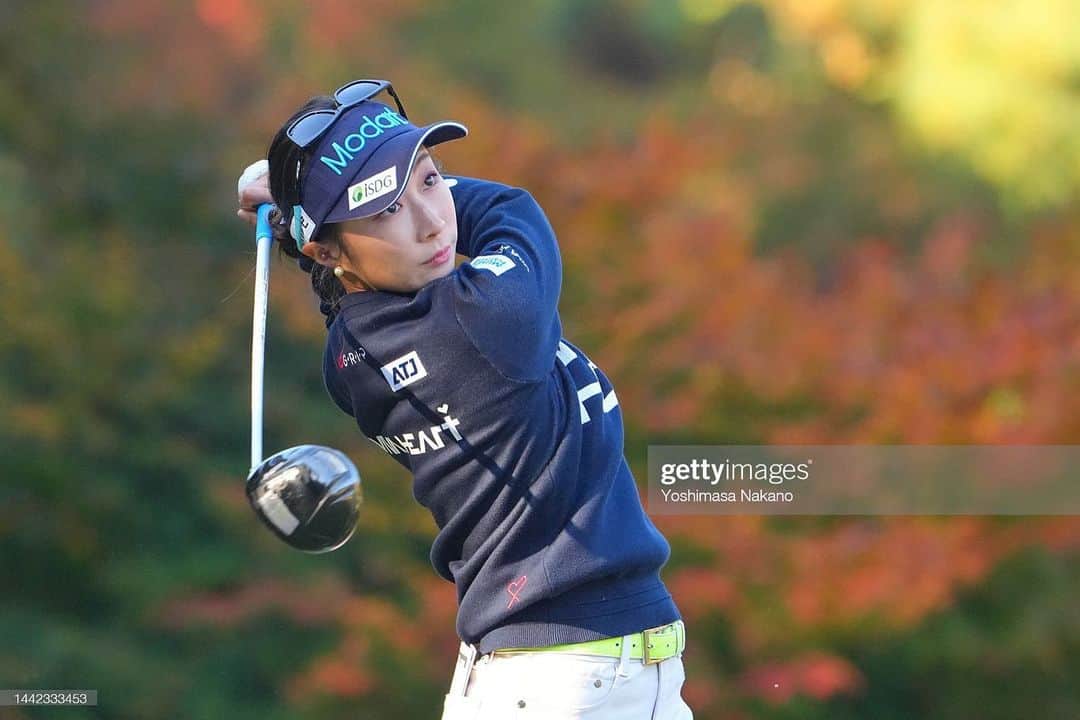 篠崎愛のインスタグラム：「*** 京都レディースオープン25位タイでステップアップツアー最終戦が終了しました！  目標にしていた賞金ランキング2位には届きませんでしたが、シーズン前は10位以内という目標を設定していたので、自分なりにめちゃくちゃ頑張ったなーと思います。  一年間支えてくださった皆様、応援してくださった皆様、ありがとうございました！ たくさんの方々の力をお借りして、いいシーズンにすることができました。 みんなが私を信じてくれて、マナはできるよマナは大丈夫だよって言ってくれて、私も少しだけ自分を信じてゴルフをできました。 周りの人の力って大きいですね😌  この後は、ファーストQTが免除になったので、再来週のファイナルQTになります。 最後の最後の頑張りどころです。 胃がキリキリする思いですが、四日間頑張ってきたいと思います🔥」