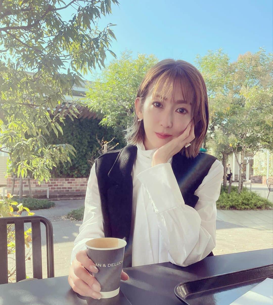 大河内奈々子のインスタグラム：「・ ・ 怒涛の一週間、、、、 撮影してディスプレイのお仕事して どうにか迎えた金曜日。 今日はSHONAN TIMEの撮影でなんだかほっとしました。  私の暮らす湘南の雑誌に載せていただけるのは とても光栄。  お天気も良く気持ちよかった😊  #nanakoohkouchi #大河内奈々子 #撮影 #shonantime #楽しかった一週間」