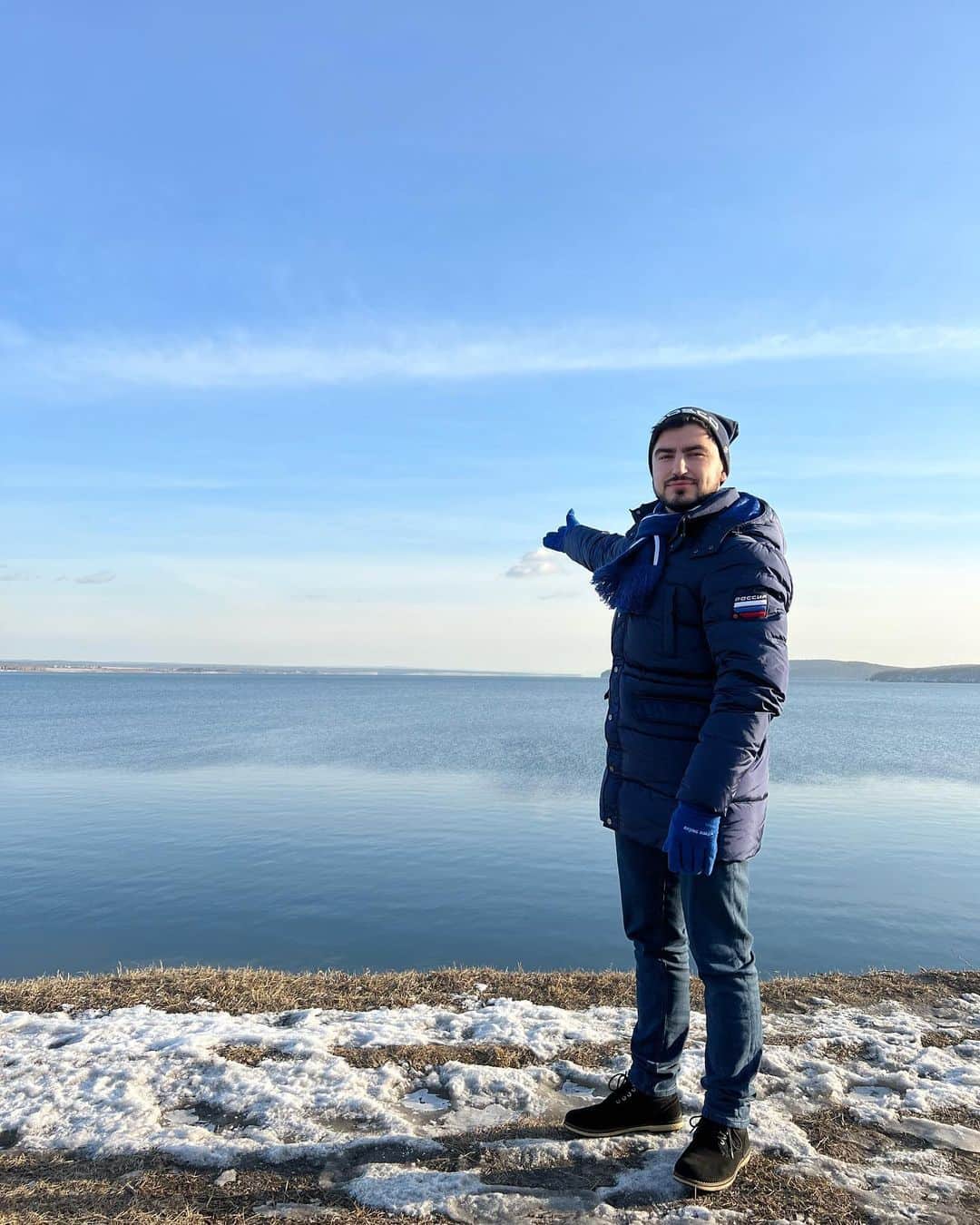 ウラジスラフ・ミルゾエフのインスタグラム：「Вооооон там Байкал!  Впервые побывал в Иркутске, так далеко еще не забирался в Сибирь, спасибо организаторам соревнований за приглашение! Мечтаю покататься зимой на Байкале в коньках, надеюсь, что обязательно осуществлю свою мечту 🙏🏻  А пока что готовлюсь выспаться в течение длинного перелета домой, смены часовых поясов +5 часов и -5 часов за одни сутки так себе развлечение 😅」