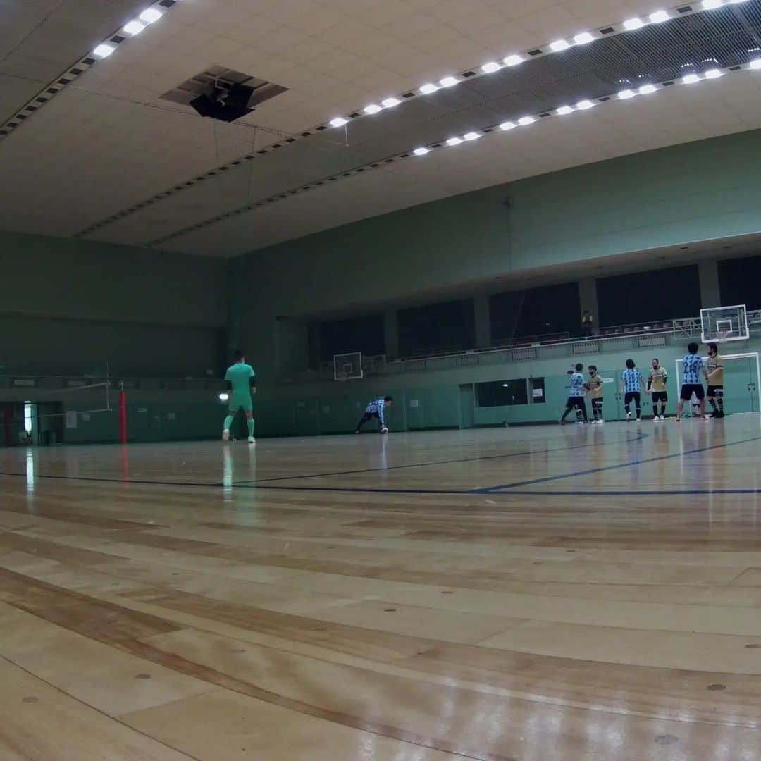 ユニクスのインスタグラム：「#トレーニングマッチ 2022.11.13 #オーバー37 15:30-18:00  20分×4本+25分  VS #GOEN (都M2) ○10-9(2-2,2-3,2-2,1-0,3-2)  対戦相手のFP人数倍いましたが、ビビらずやり切りギリギリ勝ち切りました💪  オーバー40のメンバーFP6名でトータル105分の試合はキツかったです笑  区リーグの我々がマスターズチームと対戦できるのは貴重な機会。 練習試合のお誘いありがとうございました。  #ユニクス #フットサル #練習試合募集中」