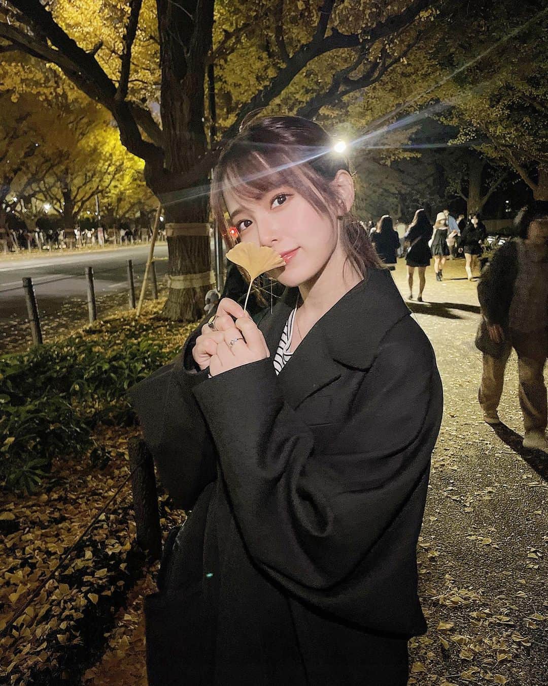 西村歩乃果のインスタグラム：「神宮外苑いちょう並木いって 秋の終わりを感じてきました🍁  まだ緑の葉っぱもあったので、 これから行きたいよーって人は かなりいい時期かも🥺🥺  #神宮外苑いちょう並木」