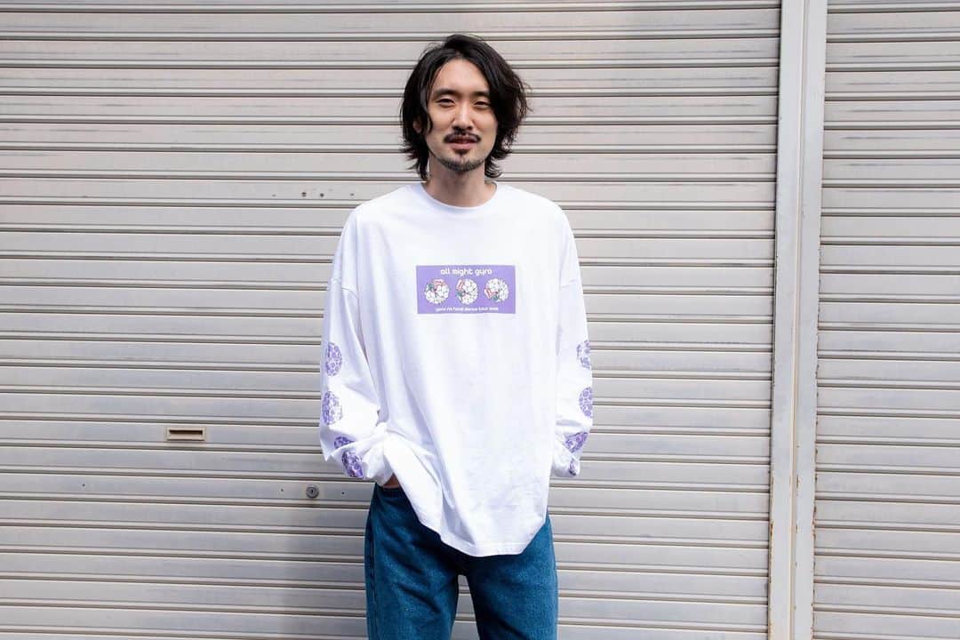 のインスタグラム：「ツアーも残すところ2本!!!!  armadilloグッズ等もみなさん可愛がってあげてください🦦❤️  ちびマジロは袖プリントがとても😍👍🏻(袖のダボつき具合もかなりお気に入り!!!)  でかマジロはとてもかっこよくインパクトがあって😍👍🏻👍🏻👍🏻ステージからも良く見えている🤩🔥🔥  #夜の本気ダンス」