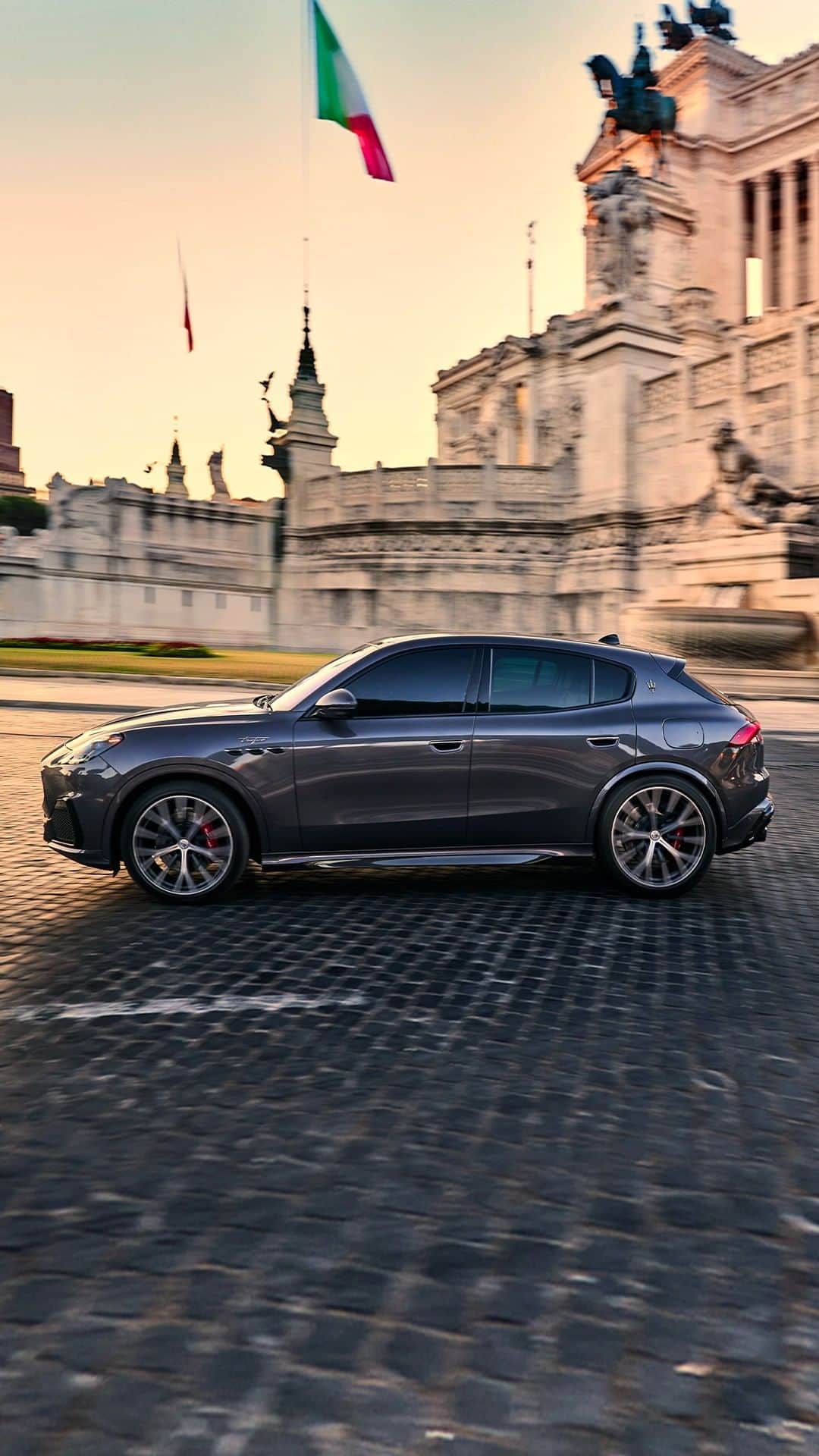 Maserati Japan | マセラティ ジャパンのインスタグラム：「ローマにいる時は、その時間を特別なものにしてください。 バーチャル パーソナル バトラーが街の最高の場所を見つけてくれます。 プレゴ。 @alessandro.borghi と @matildadeangelis のお気に入りの深夜スポットを見つけましょう。  https://www.maserati.com/jp/ja/brand/grecale-in-rome #Maserati #MaseratiGrecale #EverydayExceptional」