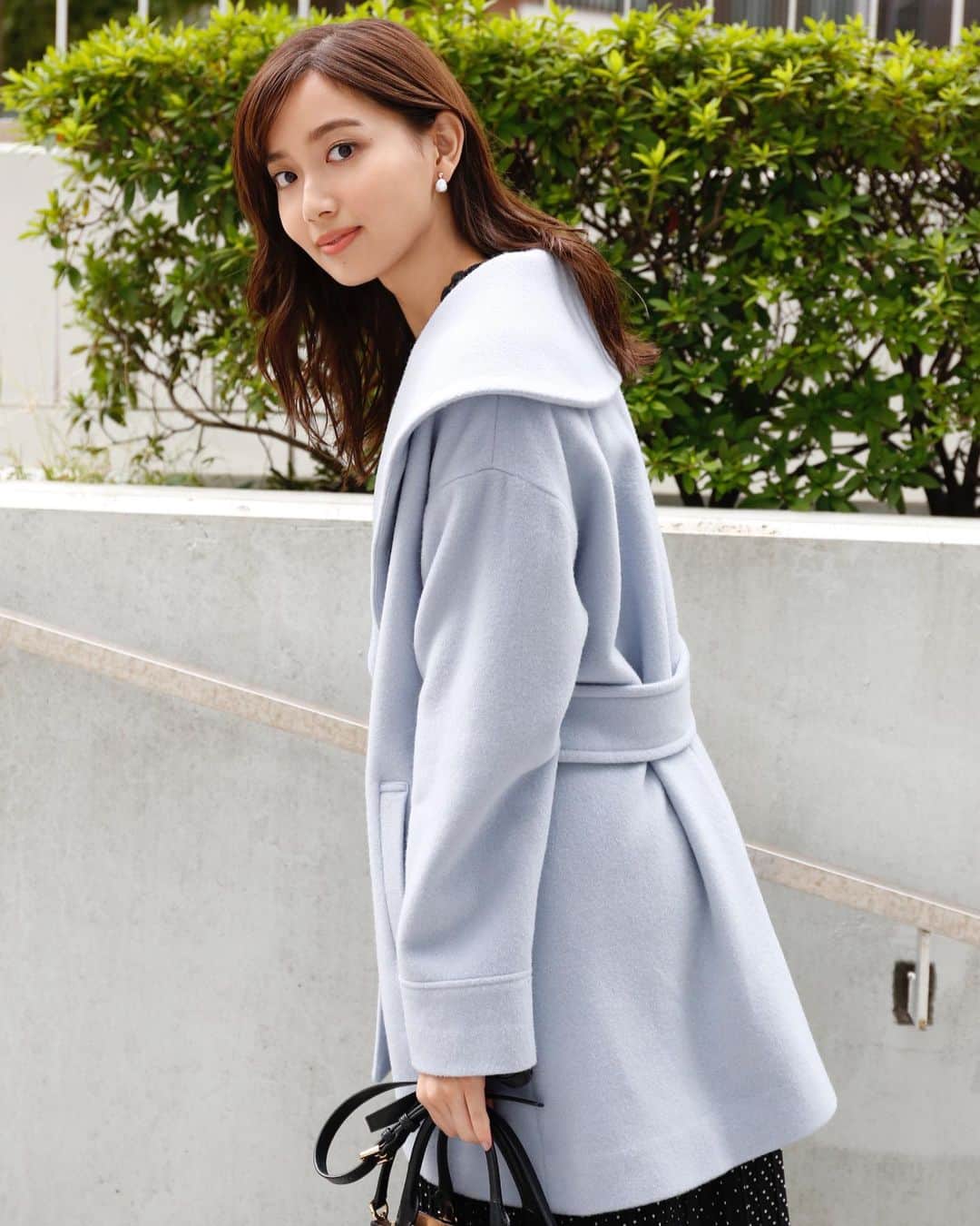 のインスタグラム：「. 「私が選ぶCouture BroochのMy Coat」  . 私服MIXのスナップ撮影で着たコート、素敵でしょ🧚🏻‍♀️💫 . . @couturebrooch_official  . . . #couturebrooch #snap #coat #私服mix」