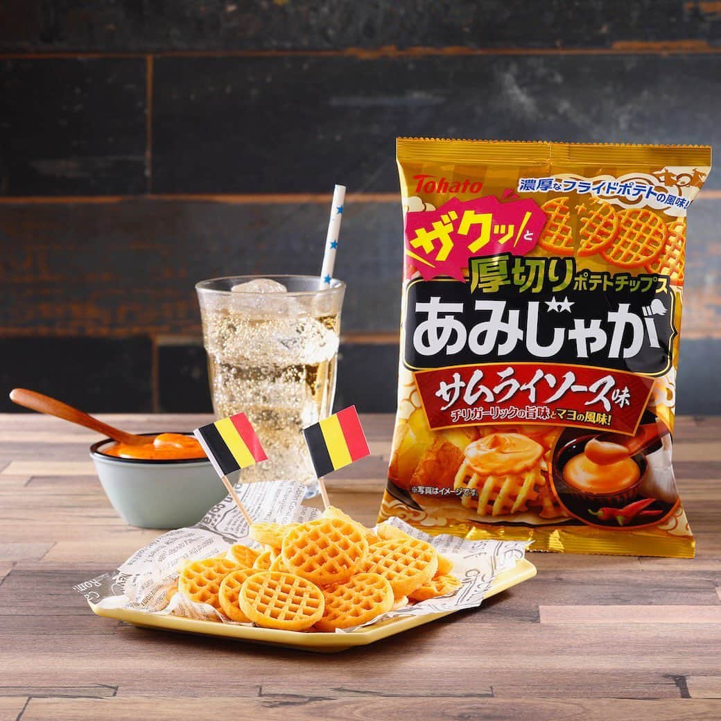 東ハト　キャンペーンのインスタグラム：「. 🇧🇪あみじゃが　サムライソース味🇧🇪  ザクッ💥とはじける食感のあみじゃがより 「サムライソース味」が登場しました🌟  ＜サムライソースとは🤔？？＞ ベルギーでポピュラーといわれているソースのひとつで、 マヨネーズ　＋　レモン汁　＋　ハリッサ　 などを混ぜて作られるソースです🥣✨  “ベルギー人が日本で買ったソースを母国で改良して 「サムライ」と名付けられた“と言われているようです😳 ※諸説あり  チリガーリックマヨの味わいが 噛めば噛むほどクセになるおいしさです☺️❣️  ＼　11月14日 全国発売　期間限定　／  #東ハト #トーハト #tohato  #あみじゃが #あみじゃがサムライソース味 #サムライソース #チリソース #チリソース #ガーリックマヨ #ベルギー #new #菓子 #お菓子 #おかし #おやつ #おやつタイム #おやつの時間 #お菓子好き #お菓子好きな人と繋がりたい #お酒のお供 #しょっぱい #期間限定 #厚切り #ポテトチップス #ポテチ #スナック菓子」