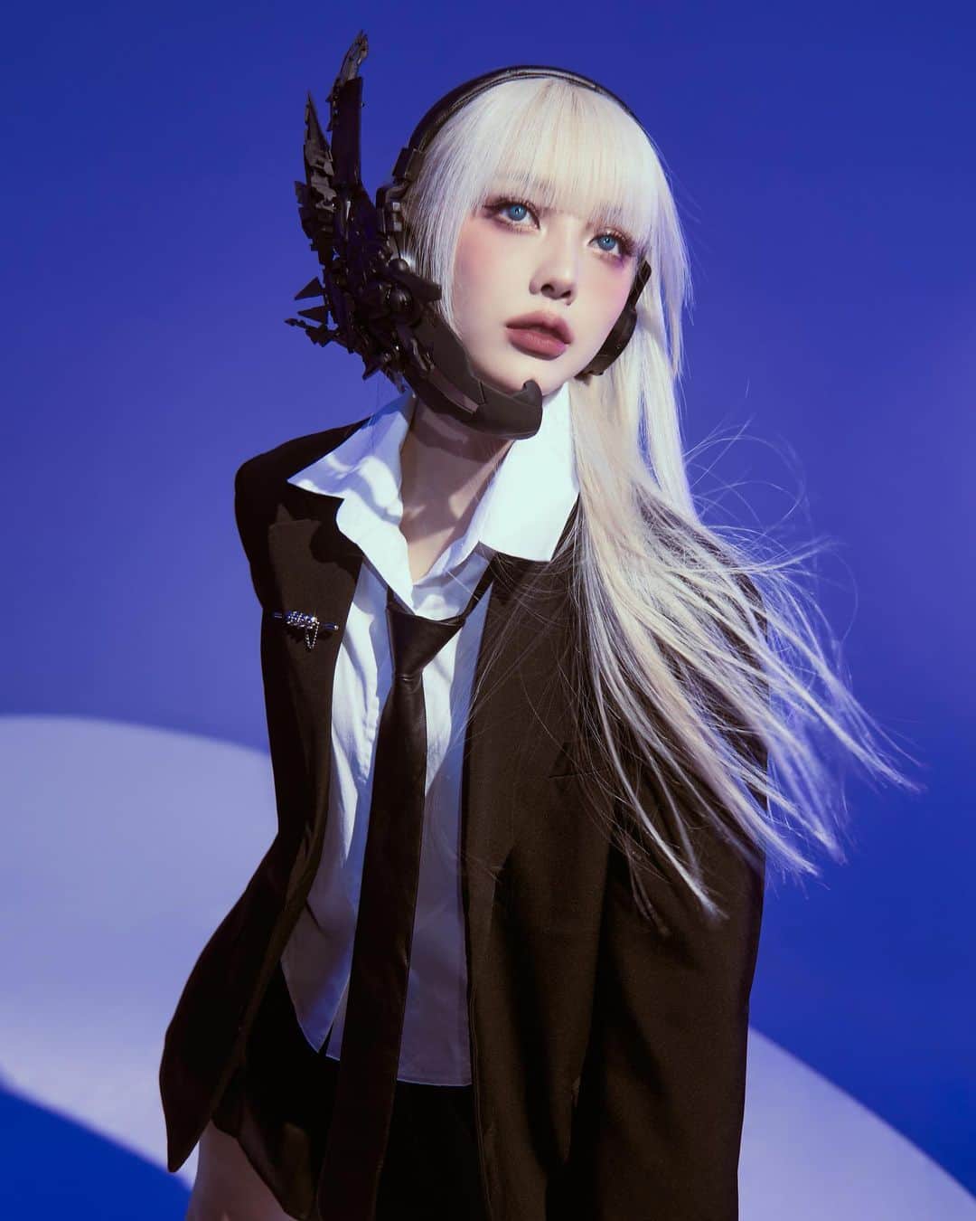 ポニーのインスタグラム：「❤️‍🩹 Photographer @kimmoondog Makeup @ponysmakeup Hair @xoxov3  Headpiece made by @xoxov3 from @only_gluegun Stylist @misuuuuun」