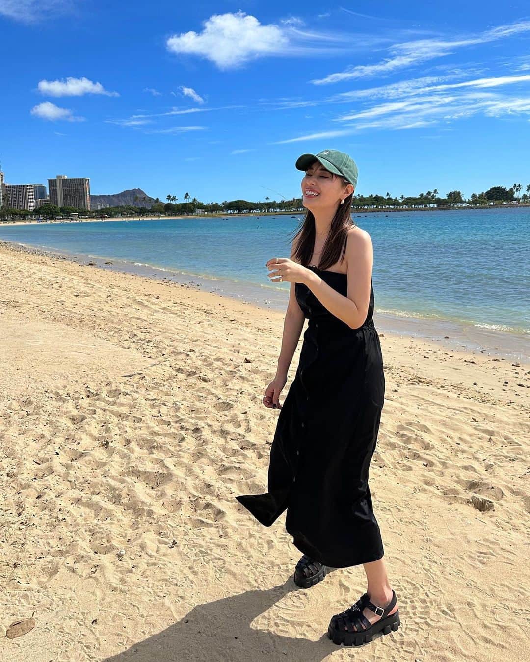 林みなほのインスタグラム：「Day3 in Hawaii  onepiece… @stylings_official  shoes… @prada  cap… @shein_japan   アラモアナビーチ🏖 最高に綺麗な海と空。  ハワイの空気が本当に心地よい。 大好きな人達と過ごす時間が愛おしい。 普段の何倍も増して笑顔が自然と溢れまくってます。 パワーチャージされるなぁあああっ」