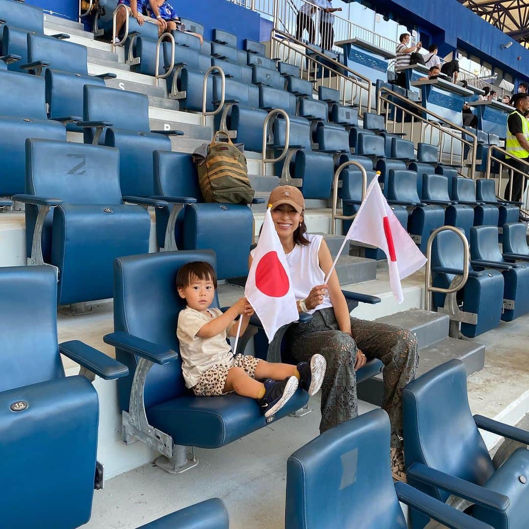 小泉里子のインスタグラム：「World Cup直前のカナダとの親善試合。 ドバイで開催だったので行ってきました。  息子、初めてのサッカー観戦は 手叩いて応援てて、なんとか最後まで座って観れた。笑  私は、ちょー久々のサッカー観戦。しかも代表戦なんて何年ぶりだろ。 ドバイのスタジアムは、ピッチも近く観やすくて、綺麗なスタジアムだったな。  カタールで行われる今回のWorld Cup。 ドバイからは飛行機で1時間くらい。 頑張れば、日帰りでも行けちゃうよ。笑  #satokodubai」