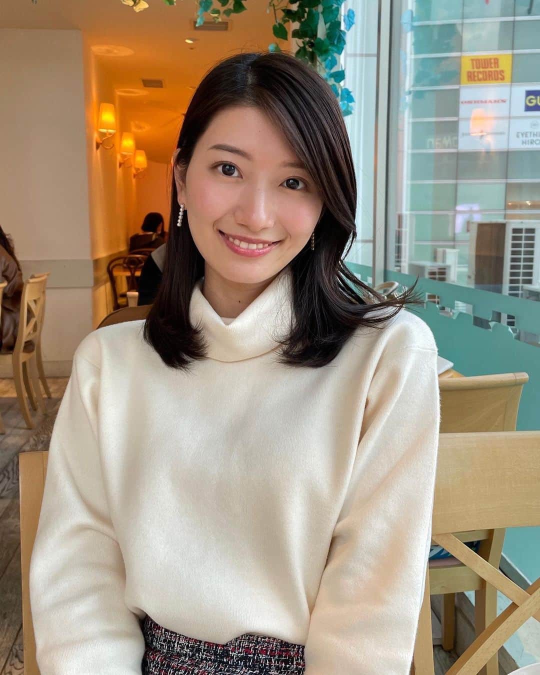 TBSアナウンサー公式さんのインスタグラム写真 - (TBSアナウンサー公式Instagram)「新人の吉村恵里子です！ @yoshimura_eriko  ． 少し前になりますが 休日に姉と買い物にいきました！ やっぱり家族といるとリラックスできて、ホッとしますね。 ． この日はランチに大きなピザ2枚をふたりで完食して、お腹いっぱい！になり、たくさん喋ってあっという間に時間が過ぎていきました😊 ． 結局何も買わなかったんですが、リフレッシュできました🍁 ． #tbs #アナグラム  #吉村恵里子 #新人 #アナウンサー #休日 #休日の過ごし方 #shopping」11月18日 18時30分 - tbs_annogram