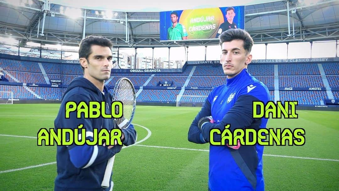 パブロ・アンドゥハルのインスタグラム：「𝗘𝗟 𝗥𝗘𝗧𝝝 🎾🆚🧤  @danicardenas1 - @pabloandujaroficial   ¿Quién ganará? 😎  PD: No se nos ocurre mejor previa a la @copafbvalencia que se va a disputar en València la próxima semana 🙌🏻」