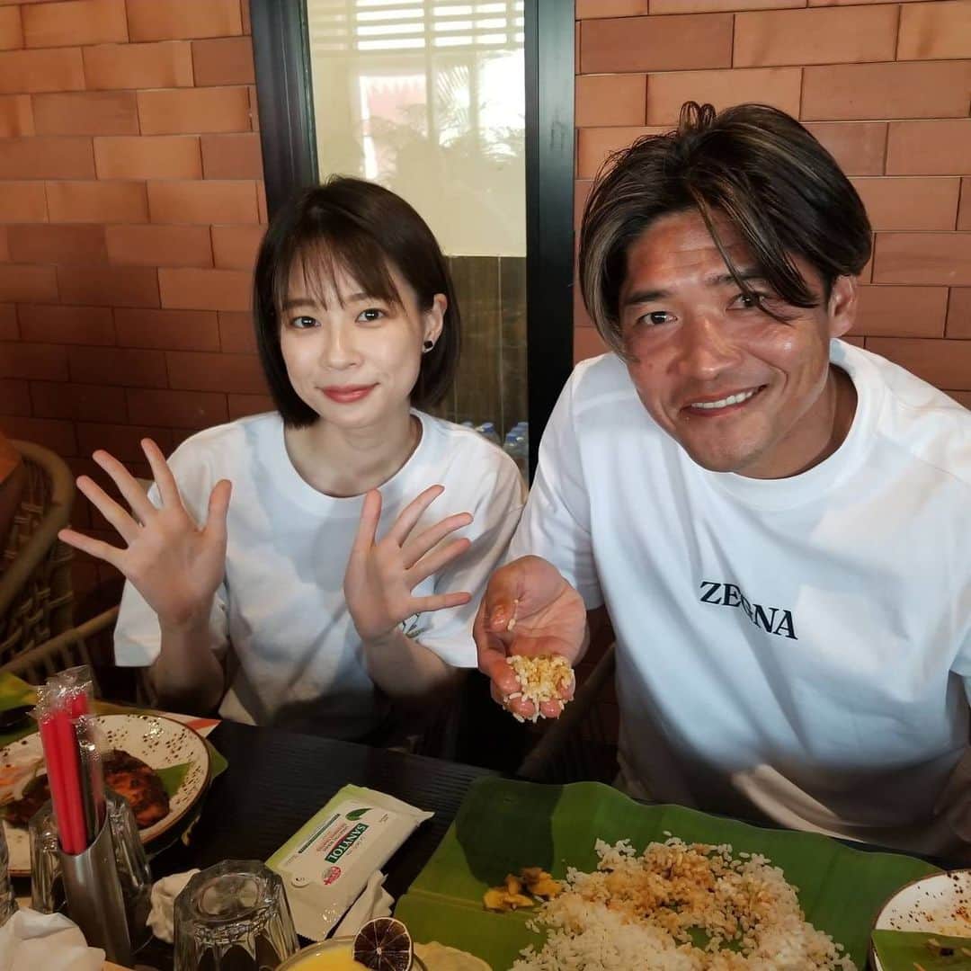 フジテレビアナウンサーのインスタグラム：「. 鈴木唯です！ FIFAワールドカップ取材のためカタールにやって来ました⚽  カタールでは色々な国の料理が食べられます！ これは南インドのカレーですが、大久保さんは現地の人に倣って手で食べていました😋  私にはハードルが高そうだったので、スプーンでいただきました😳  開幕まであと数日…楽しみです⚽  #FIFAワールドカップカタール2022 #現地で取材中 #大久保嘉人 さん #鈴木唯」