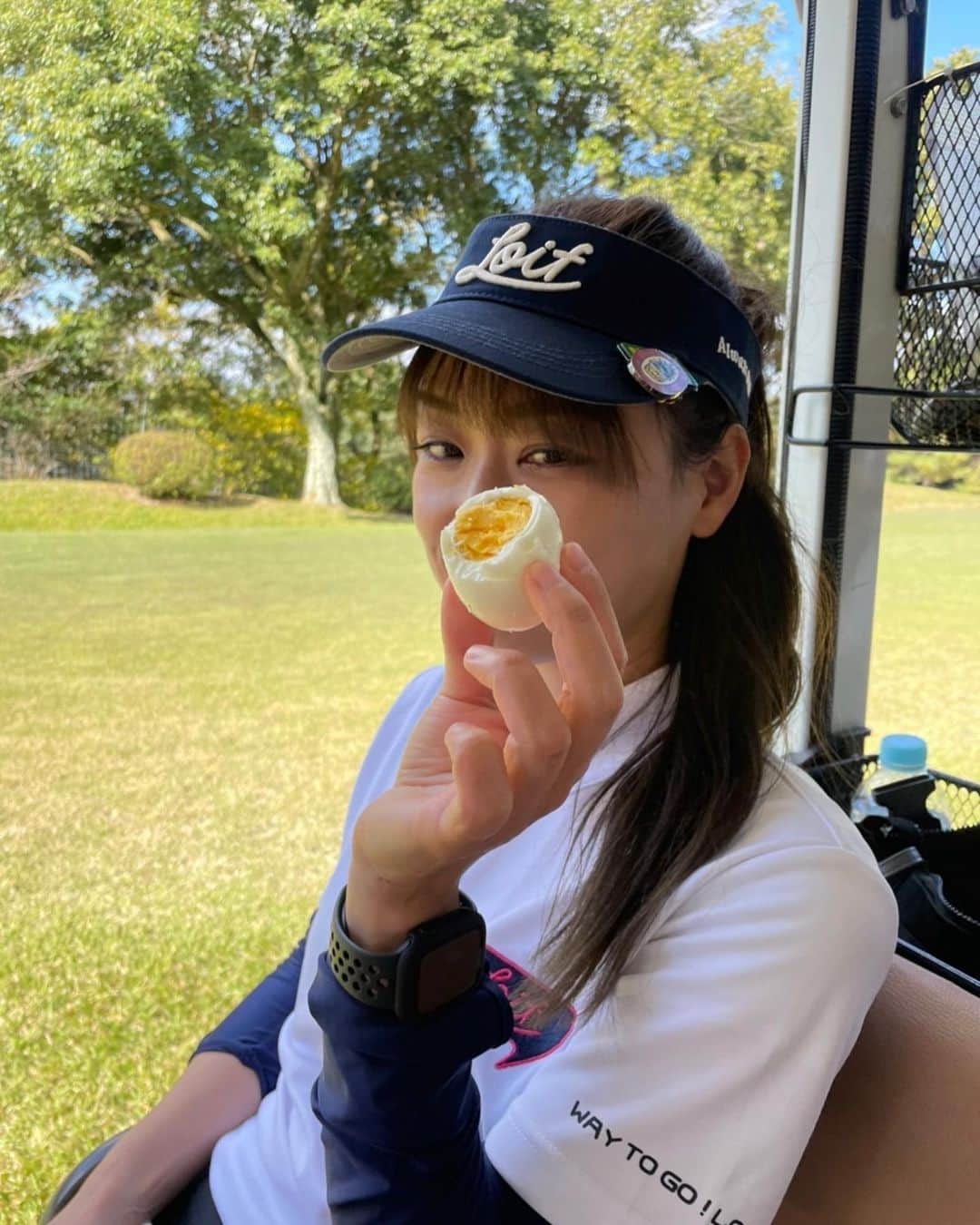 彼方茜香さんのインスタグラム写真 - (彼方茜香Instagram)「ゆでたまご♥ ゴルフ場の茶店で買ったゆでたまご。 プレーが遅くならないように慌てて殻めくったらボロボロなった。 でも美味しかった。 って写真を何故かみぶきーが撮ってたから思い出として残しとこう·͜· ♡  #ゴルフ楽しい  #釣りも好きやで  #どっちとか選ぶレベルじゃない  #そこんとこよろしく   #ゆでたまご好きな人と繋がりたい   #ってハッシュタグあった」11月18日 18時43分 - serikaochikata