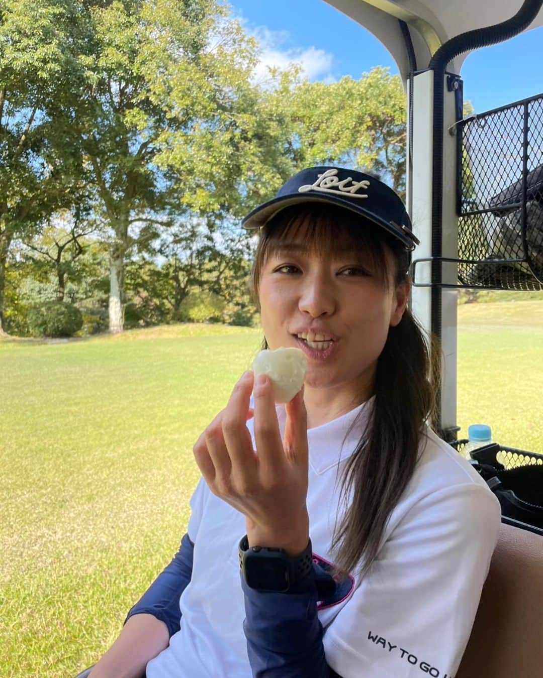 彼方茜香さんのインスタグラム写真 - (彼方茜香Instagram)「ゆでたまご♥ ゴルフ場の茶店で買ったゆでたまご。 プレーが遅くならないように慌てて殻めくったらボロボロなった。 でも美味しかった。 って写真を何故かみぶきーが撮ってたから思い出として残しとこう·͜· ♡  #ゴルフ楽しい  #釣りも好きやで  #どっちとか選ぶレベルじゃない  #そこんとこよろしく   #ゆでたまご好きな人と繋がりたい   #ってハッシュタグあった」11月18日 18時43分 - serikaochikata