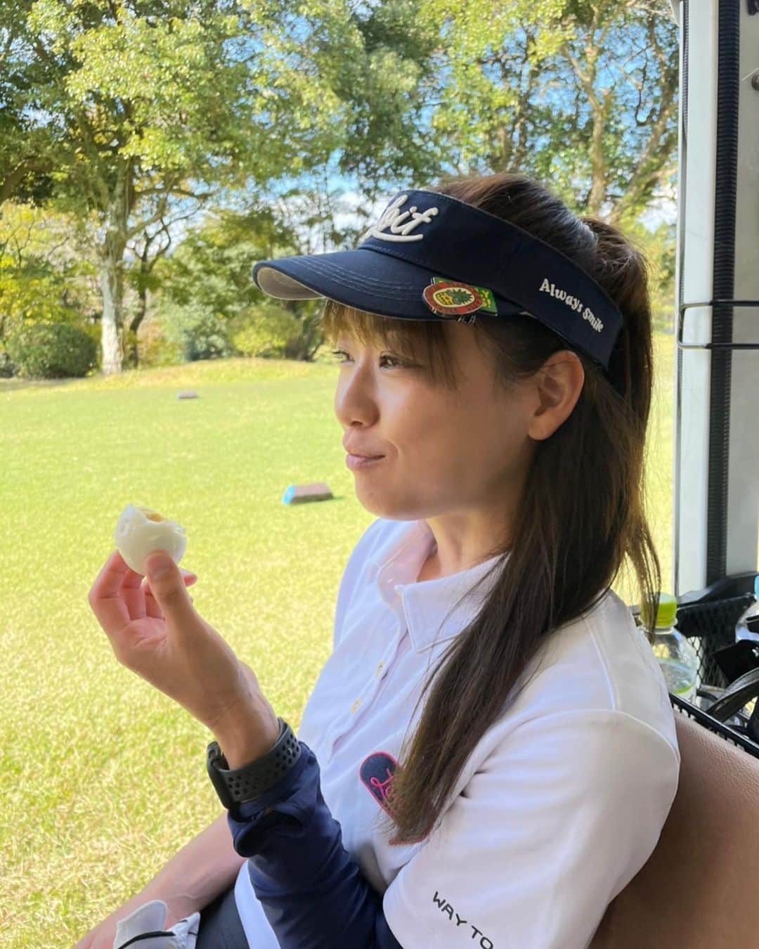 彼方茜香さんのインスタグラム写真 - (彼方茜香Instagram)「ゆでたまご♥ ゴルフ場の茶店で買ったゆでたまご。 プレーが遅くならないように慌てて殻めくったらボロボロなった。 でも美味しかった。 って写真を何故かみぶきーが撮ってたから思い出として残しとこう·͜· ♡  #ゴルフ楽しい  #釣りも好きやで  #どっちとか選ぶレベルじゃない  #そこんとこよろしく   #ゆでたまご好きな人と繋がりたい   #ってハッシュタグあった」11月18日 18時43分 - serikaochikata