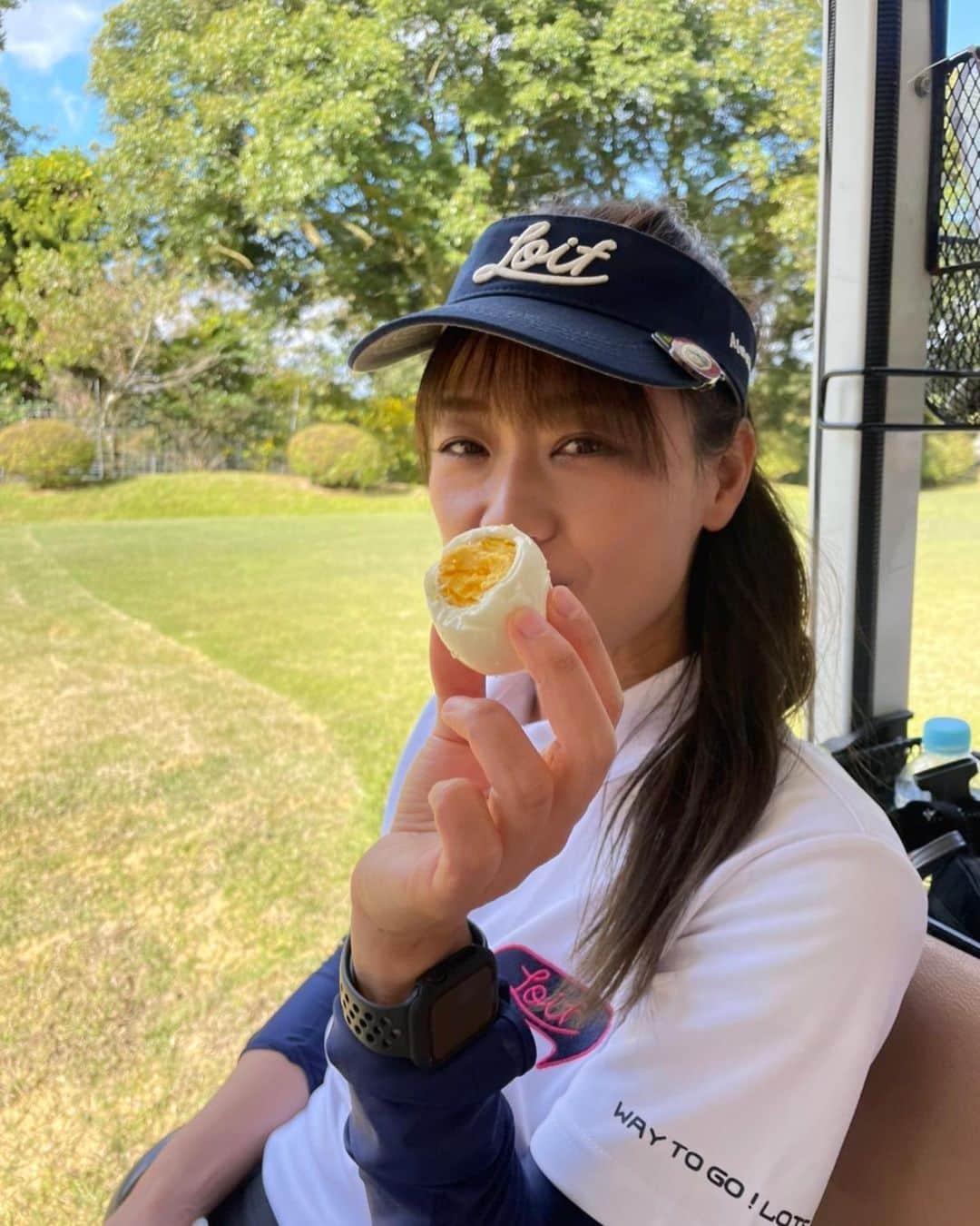 彼方茜香のインスタグラム：「ゆでたまご♥ ゴルフ場の茶店で買ったゆでたまご。 プレーが遅くならないように慌てて殻めくったらボロボロなった。 でも美味しかった。 って写真を何故かみぶきーが撮ってたから思い出として残しとこう·͜· ♡  #ゴルフ楽しい  #釣りも好きやで  #どっちとか選ぶレベルじゃない  #そこんとこよろしく   #ゆでたまご好きな人と繋がりたい   #ってハッシュタグあった」