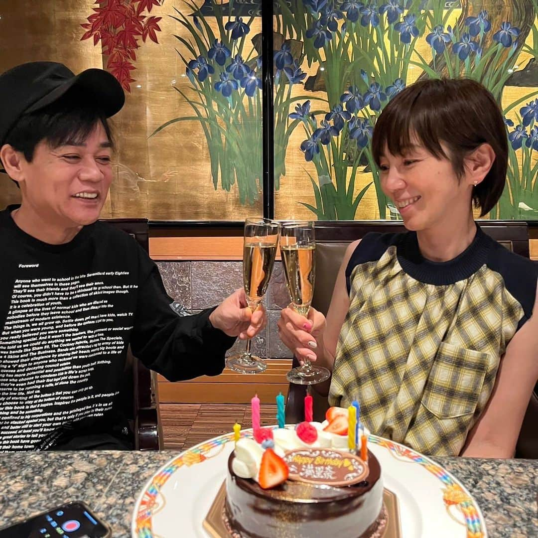 名倉潤さんのインスタグラム写真 - (名倉潤Instagram)「今日は妻の誕生日㊗️ 家族みんなで食事に来ました🎊いつもいつもありがとう😊 妻には感謝しかないです。 これからも家族全員健康で楽しく過ごそうね☺️ 皆様も渡辺満里奈をよろしくお願い致します🤲 #ミッキーマウスと同じ誕生日」11月18日 18時46分 - nagrat1968