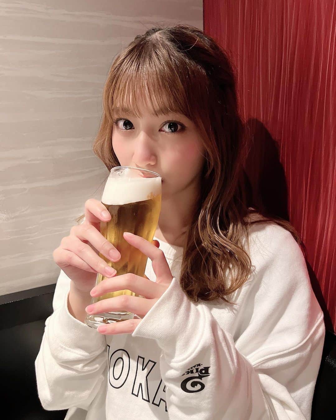 のインスタグラム：「今日も一日お疲れさまでした🙋‍♀️ . . . #髪型ゴリゴリ #ヘアアレンジ  #ビール」