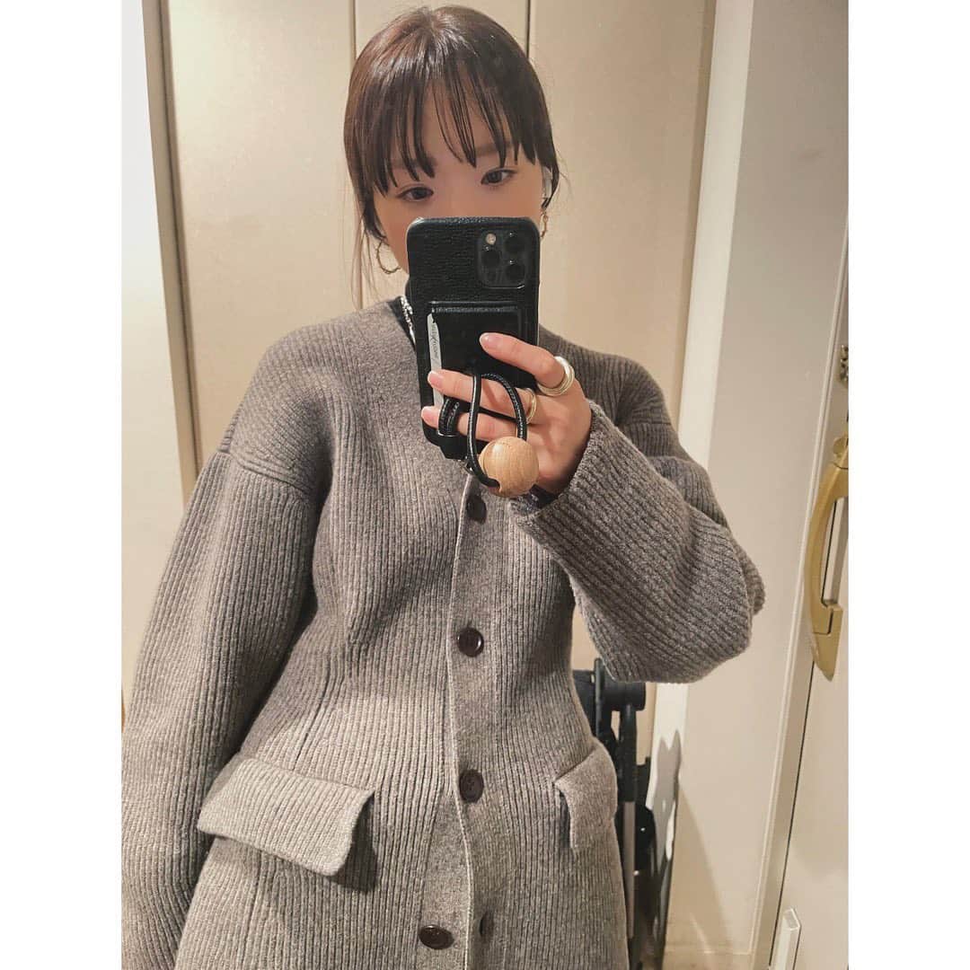野尻美穂のインスタグラム：「今日もおつかれ様でした！  ウールのカーディガン、あまり着ないけどこれはお気に入り〜！ @h_beautyandyouth  YouTubeで買ったやつ😙✨  髪を染めて、前髪はちょっと巻いてくれてます🫶🏻 @kaori_yonezawa   #hbeautyandyouth  #後ろに見切れるベビーカー😇」