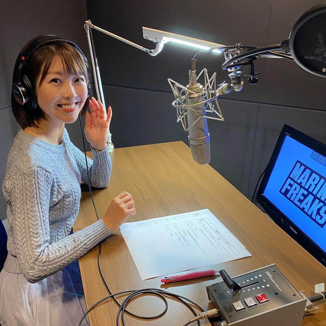 小尾渚沙のインスタグラム：「千葉ロッテマリーンズ応援番組『MARINES FREAKS』では、ナレーションも私が担当させて頂いてます⚾️💪🏼  こんな感じでいつも収録してますよ〜🎤  さてさて！ 明日の放送は、豪華インタビュー特集です💕  プロ３年目で同い年、#髙部瑛斗 選手と #佐藤都志也 選手の、オフシーズンならではの豪華対談をお届け✨ そして前回に続き、#小島和哉 投手も登場！ 左腕エースの素顔に迫ります🎤  明日の放送もお楽しみに⚾️  J:COMチャンネル(11ch)で毎月第１・３土曜日、12:30からオンエアです✨  マリーンズ公式YouTubeチャンネルでもご覧頂けますのでぜひ❣️ . . #chibalotte @chibalotte  #MarinesFreaks #zozoマリンスタジアム」