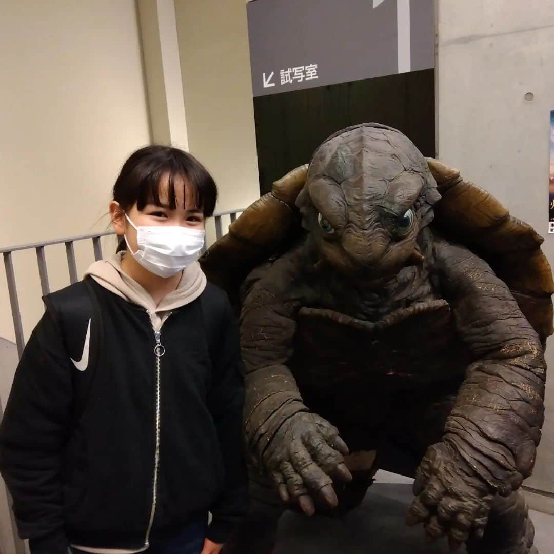 川上凛子のインスタグラム：「Take a photo with Gamera．   #ガメラ  #gamera  #眼力強め」