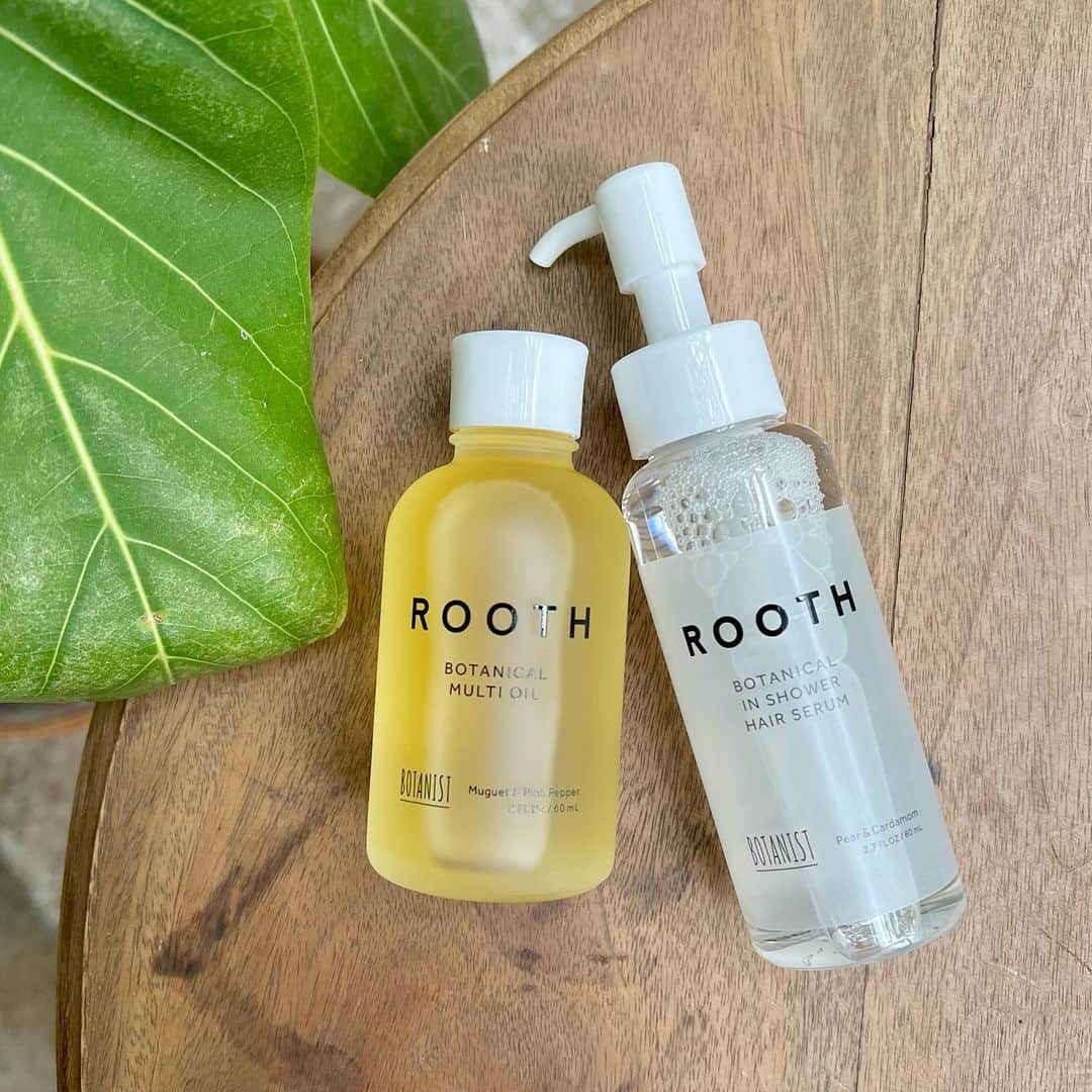 海外ファッション通販【sroku】のインスタグラム：「* 最近のヘア事情💇🏻‍♀️ 　 使ってみてるのは、 #botanist の ルース ボタニカル 4点セット𓍯 　 　 地肌から本格的にケアしてくれるアイテムで、 シャンプー▶︎トリートメント▶︎ヘアセラム▶︎ヘアオイル の順番で使っていってます𓂃 𓈒𓏸 　 　  4種類、香りが少しづつ違って、どれも使いながら香りに癒される〜☺️ 　 　 使った後の髪の毛の指通りもなめらかだし、地肌もすっきりします😌✨  　 　 ちなみにシャンプートリートメントは種類があって、その中でも私は、なめらかふんわりの『エアリー』を使ってます☺︎☺︎ 　 　 髪の毛で人の印象って全然変わるから、皆さんも一緒にケア頑張りましょ〜💐 　 　 　 #rooth #シャンプートリートメント #ヘアオイル #ヘアケア #gifted」