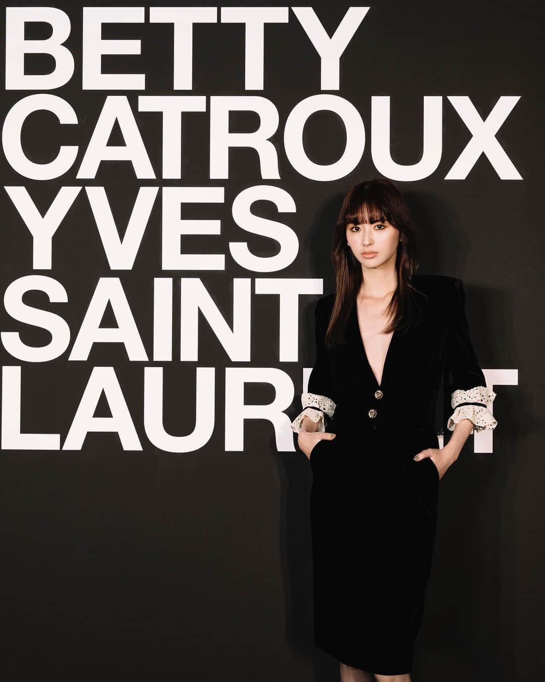 鈴木えみのインスタグラム：「「BETTY CATROUX - YVES SAINT LAURENT 唯一無二の女性展」 寺田倉庫B&C HALL/E HALLにて12/11まで開催中。 ㅤㅤㅤㅤㅤㅤ @ysl #サンローラン #YSL #BETTYCATROUX」