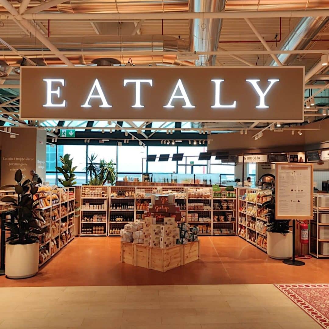 EATALY Tokyoさんのインスタグラム写真 - (EATALY TokyoInstagram)「ローマ・フィウミチーノ空港に2つ目の店舗がオープンしました！ 新しいEatalyは、空港のランド サイド エリアにあり、質の高い美食体験を提供します。 Pizza al Padellinoやその他の珍味を楽しんだり、バールでワインを飲みに立ち寄ったりすることができます。 また、手作りのパスタやソース、イタリアの代表的なスイーツや特別なチョコレート、最高のソフトドリンクとイタリアン・ビールなど、最高のお土産やギフト選びをお楽しみいただけます。 Eataly Fiumicinoで皆さんをお迎えし、旅をさらに特別なものにすることを楽しみにしています。 #eataly #eatbetterlivebetter #eatalyfiumicino」11月18日 19時49分 - eataly.tokyo