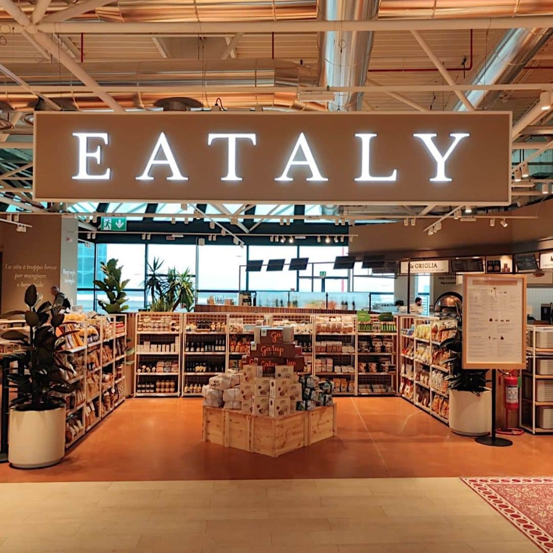 のインスタグラム：「ローマ・フィウミチーノ空港に2つ目の店舗がオープンしました！ 新しいEatalyは、空港のランド サイド エリアにあり、質の高い美食体験を提供します。 Pizza al Padellinoやその他の珍味を楽しんだり、バールでワインを飲みに立ち寄ったりすることができます。 また、手作りのパスタやソース、イタリアの代表的なスイーツや特別なチョコレート、最高のソフトドリンクとイタリアン・ビールなど、最高のお土産やギフト選びをお楽しみいただけます。 Eataly Fiumicinoで皆さんをお迎えし、旅をさらに特別なものにすることを楽しみにしています。 #eataly #eatbetterlivebetter #eatalyfiumicino」