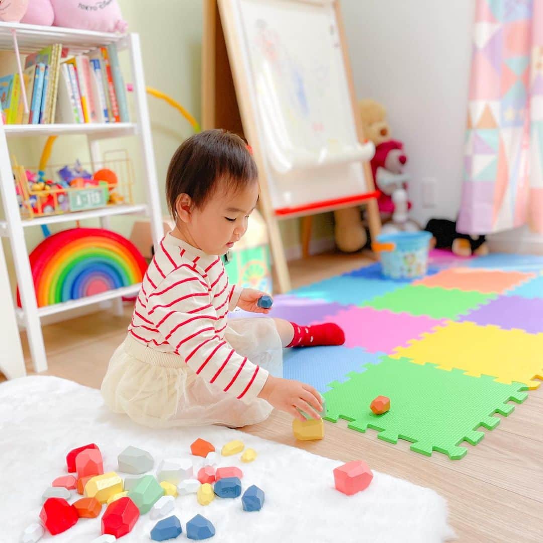 ayapan?NOFFCIALのインスタグラム：「. . 木製の知育おもちゃで 気になってた積み木❤︎  積んで遊んだり、おままごとに使ったり その日によって違う風に遊ぶから どんな風に遊ぶのかいつも楽しく見守ってる🥹✨  想像力が鍛えられるし 何より見た目もかわいい❤︎  積むのは大人も夢中になっちゃうよ😂  毎日、今日は何してあそぼうって考えるけど こどもが興味を持つものがあるだけで 楽になる🥹これはgetしてよかった❤︎  これからの時期、クリスマスプレゼントとかにも喜ばれそう🎄💕  今なら半額で購入できるよ！  しかも、最後のページで クーポンコード【AYAPAN15】を入力で さらに15%off✌️破格すぎ🥹  ぜひチェックしてみてね🧸☁️  #himiku #himikuブロック #himikublocks #知育玩具 #知育おもちゃ #木のおもちゃ #こどものいる暮らし #こども #積み木 #クリスマスプレゼント #こども部屋 #ディズニー #ディズニーグッズ」