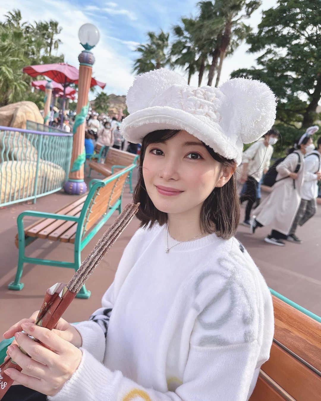 早田悠里子のインスタグラム：「クリスマスシーズンのディズニーシー☺️🎄 冬のかぶりものは可愛いですね☺️  この日はアトラクションより外で食べてレストランにも行ってひたすら食べてしまった🫢🍿  チュロスとチキンは毎回必ず食べます😋🍗 皆さんは何が好きかなあ🍦  #tokyodisneysea #ディズニーコーデ #ディズニーシー #ディズニーフード #ディズニーシーグルメ」