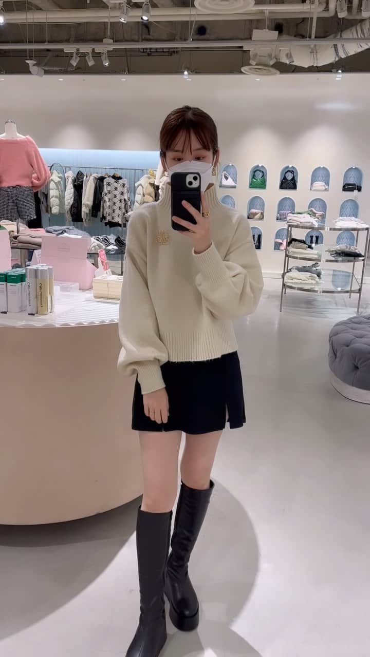 kitamayuuのインスタグラム：「待望の再入荷をしたブローチ付きニット🫶🏻 モチモチした素材が気持ちいい👏🏻✨ 全色着てみました！♡ . . . #Chico #ニット　#冬ニット #冬コーデ　#ブローチコーデ  #ロングブーツ　#カラーニット #着回しコーデ　#色違いコーデ  #骨格ウェーブ　#160cmコーデ」