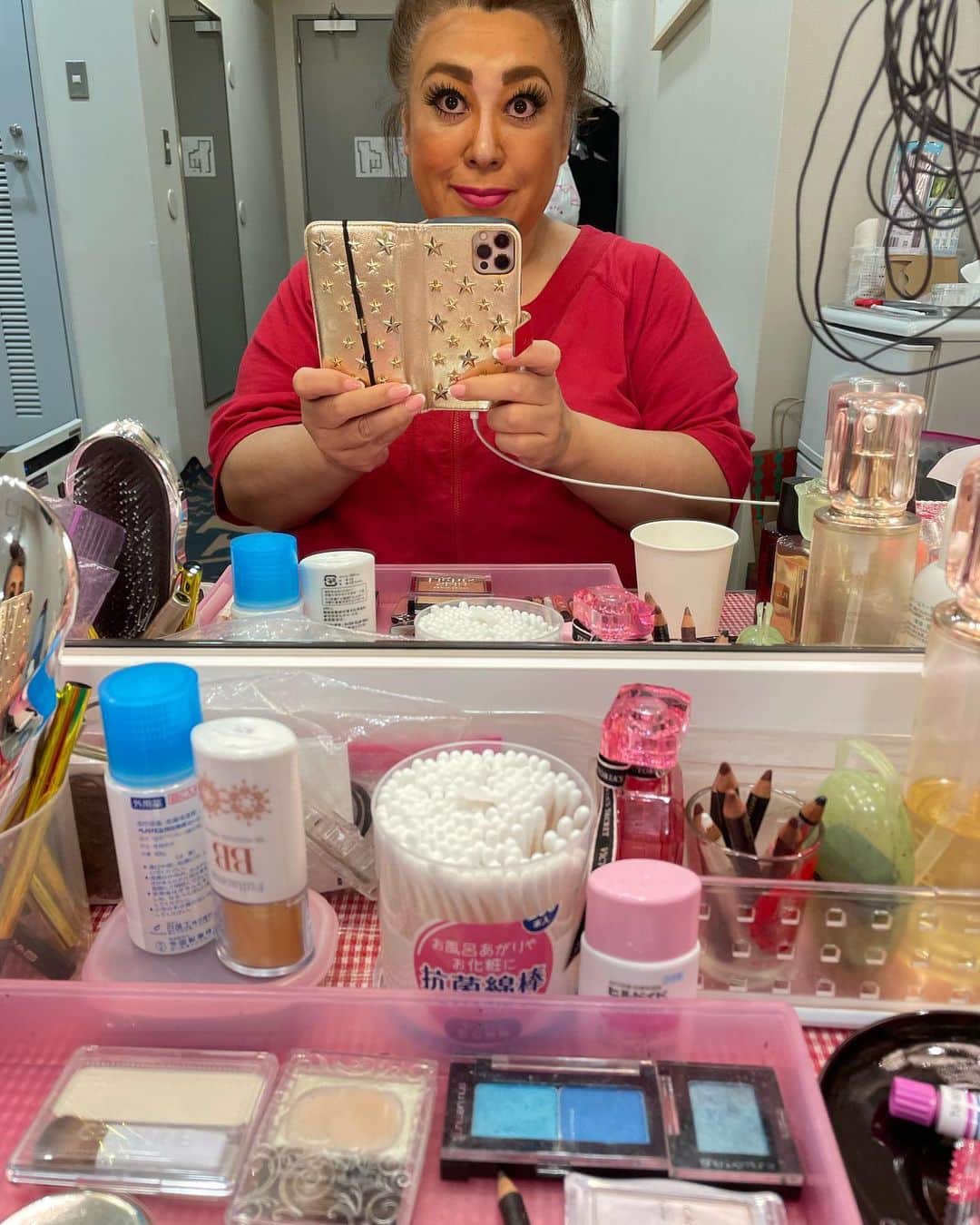 森公美子のインスタグラム：「今日の公演！は、1500人の高校生（横浜の）が、ご観劇頂きました。 勿論一般のお客様も、いらっしゃいました。  高校生の皆さんに、何か？思って頂けたら良いなぁ〜（勝手な考え方かな？）  私が高校生の時の演劇鑑賞会の時は、『早く終わらないかなぁ？』ってばかり考えてた。  役者になって、何か届けられたら幸せだなぁ〜って思いながら、家に到着、混んでいたので、、、色々考えてしまった。  車の中で、、高校生の事ばかり考えてた。何んか？夢とか？あるのかな？大人になった時、今日の事、思い出に残るのかな？ 『イヤイヤ思い出にも何にも残らないでしょう？だって私自信、寝てた事もある 私、同様、何にも刺さらないよな？』  と思いつつ、、、、  刺さるようなちゃんとした芝居ミュージカル出来てるの？あんた？ と、自問自答でした。  兎に角観に来てくれてありがとうございました。 沢山の私の大切な、お友達、、ファンの1号のすまちゃん静岡からわざわざありがとうございました。  兎に角感謝してます。  高校生の方の、感想文が欲しい、、 BOYs and GIRLsどうだった？  明日も頑張ろうっと！  楽屋、、にて、、、感謝」