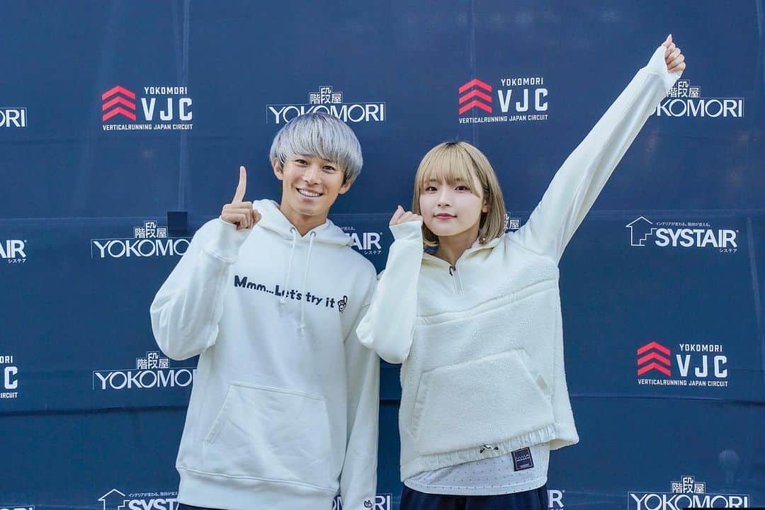 のインスタグラム：「. 先日の階段垂直マラソン大阪大会の写真。 最近一緒になることが多いな… 僕が着てる3itsukaアパレルの受注販売は日曜日までなのでお忘れなく！！ #VJC #階段垂直マラソン #3itsuka」