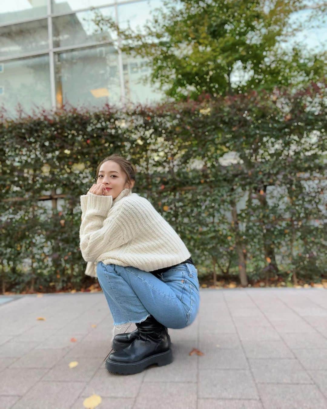 神部美咲のインスタグラム：「寒いからヒートテックきたけど しゃがんだら丸見えだった😋🤣」