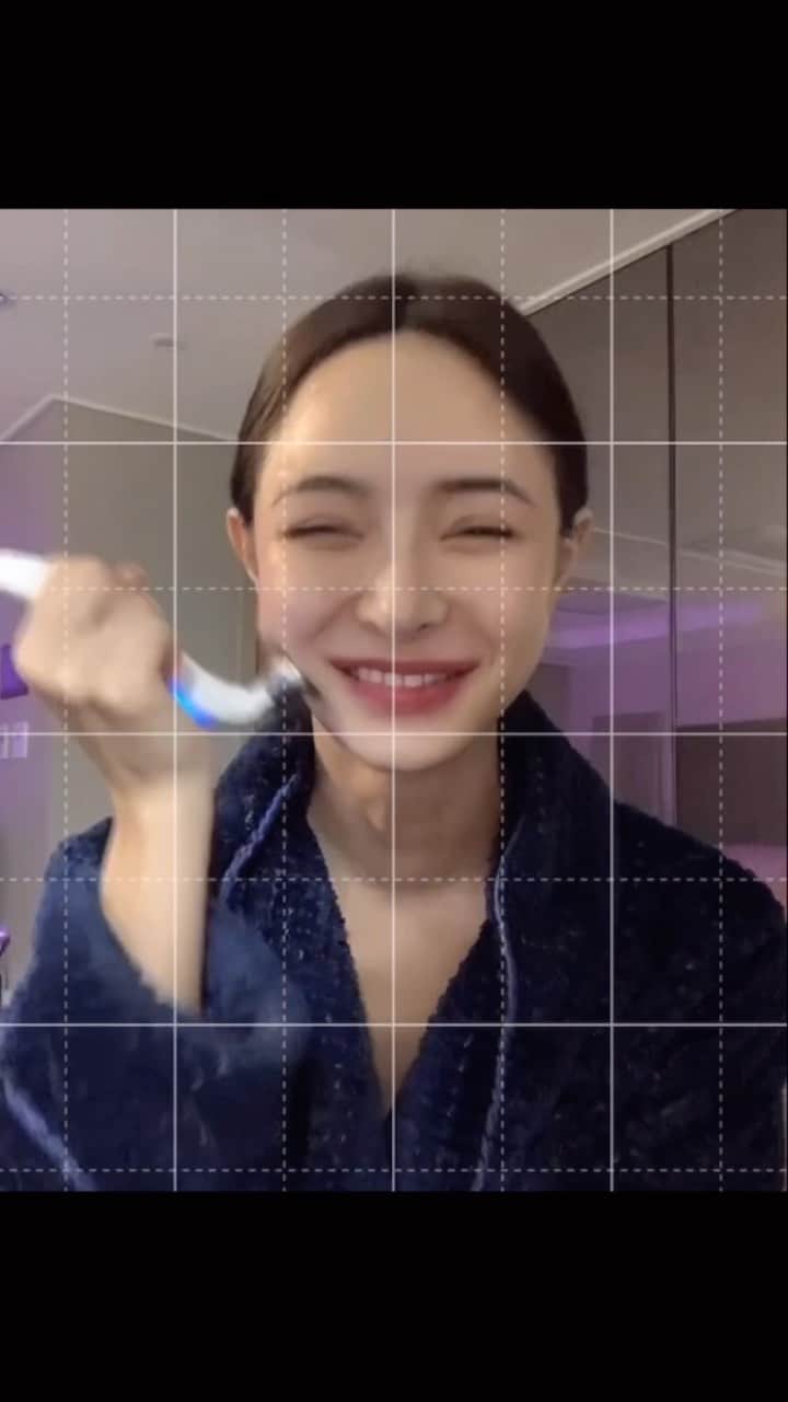 キム・ボラムのインスタグラム：「브이롤 2일차 공구중  근데요 ..미친거 아니냐고요 ….. 영상 찍다가 찍다가 전후 비교하는데 세상 깜짝 놀람 인생탬 인정 🤍  #브이롤공구  #브이롤리프팅  #브이롤앰플  #디바이스추천   (📌고객님들께 추천하실 때 참고) 👉🏽근육이완 👉🏽피지배출 👉🏽노폐물배설 👉🏽정맥과 림프 순환촉진 👉🏽5종탄력 & 3중모공개선 하루에 1번 10분씩 투자해주기」