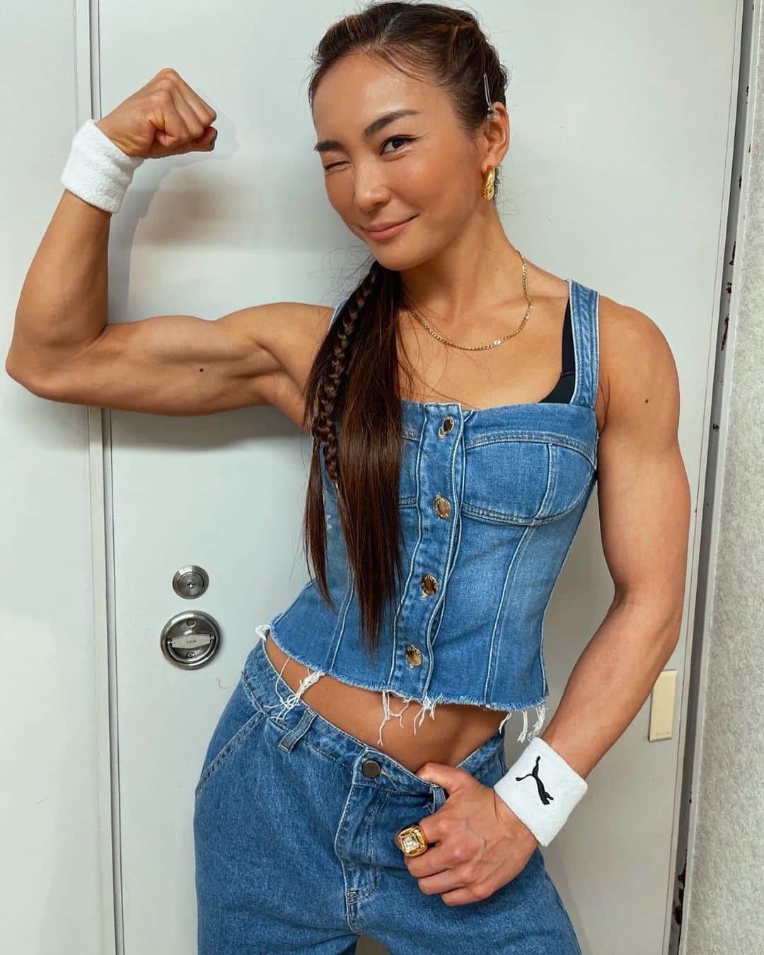Aya（小山内あや）のインスタグラム：「今日の収録衣装🫶🏼 デニムonデニムでスリット入り💪🏼💙💙」