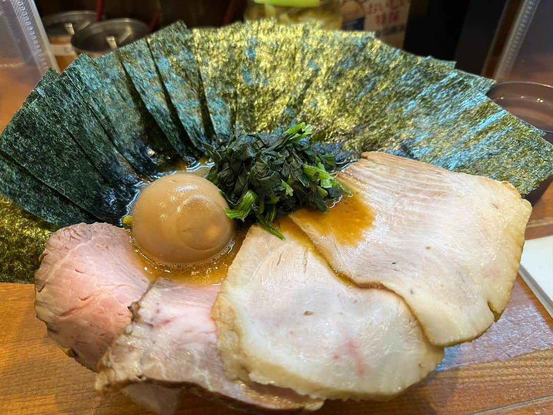 rasuさんのインスタグラム写真 - (rasuInstagram)「自分はインスタが苦手だとわかった 詳しいこと書くのもめんどくさいし毎回ハッシュタグつけるのもめんどくさいし  つけなきゃ増えないっていうならこれでいい Twitterのノリでいいからいつもの感じで投稿していきます  なのでこれだけは言わせてください  最高に旨い」11月18日 20時49分 - rashu_eat