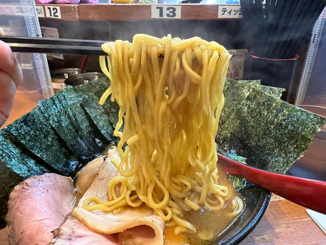 rasuさんのインスタグラム写真 - (rasuInstagram)「自分はインスタが苦手だとわかった 詳しいこと書くのもめんどくさいし毎回ハッシュタグつけるのもめんどくさいし  つけなきゃ増えないっていうならこれでいい Twitterのノリでいいからいつもの感じで投稿していきます  なのでこれだけは言わせてください  最高に旨い」11月18日 20時49分 - rashu_eat