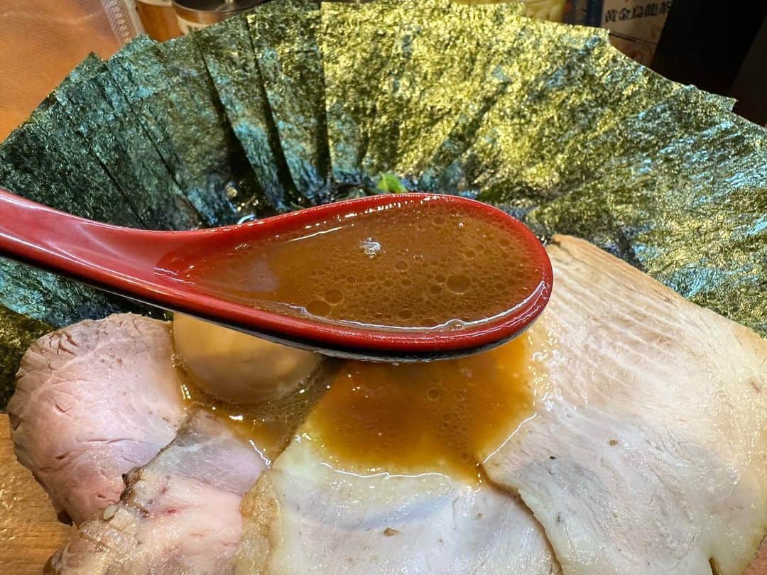 rasuさんのインスタグラム写真 - (rasuInstagram)「自分はインスタが苦手だとわかった 詳しいこと書くのもめんどくさいし毎回ハッシュタグつけるのもめんどくさいし  つけなきゃ増えないっていうならこれでいい Twitterのノリでいいからいつもの感じで投稿していきます  なのでこれだけは言わせてください  最高に旨い」11月18日 20時49分 - rashu_eat