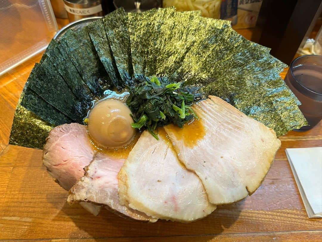 rasuさんのインスタグラム写真 - (rasuInstagram)「自分はインスタが苦手だとわかった 詳しいこと書くのもめんどくさいし毎回ハッシュタグつけるのもめんどくさいし  つけなきゃ増えないっていうならこれでいい Twitterのノリでいいからいつもの感じで投稿していきます  なのでこれだけは言わせてください  最高に旨い」11月18日 20時49分 - rashu_eat