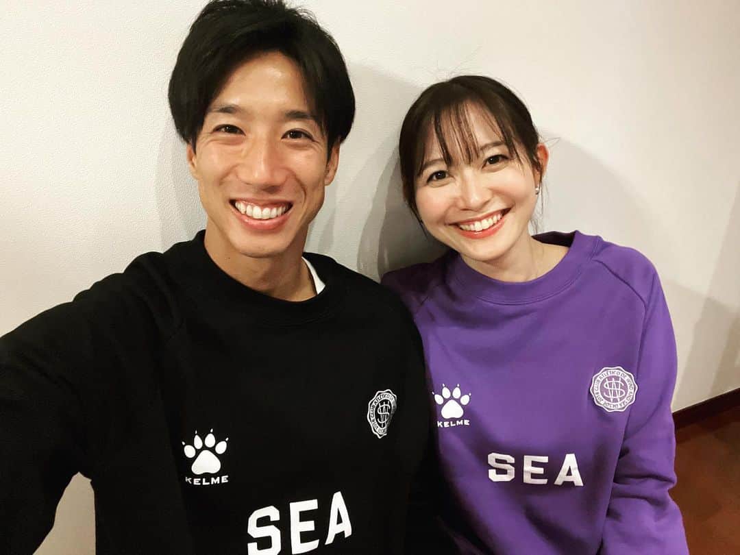 久冨慶子のインスタグラム：「・ 久々の2ショット👫 ＊ ＊ #息子は自由に動き回るのでソロショット👶 #サッカーシャツ似合うね #さすがパパの子 #夫婦 #ペアルック」