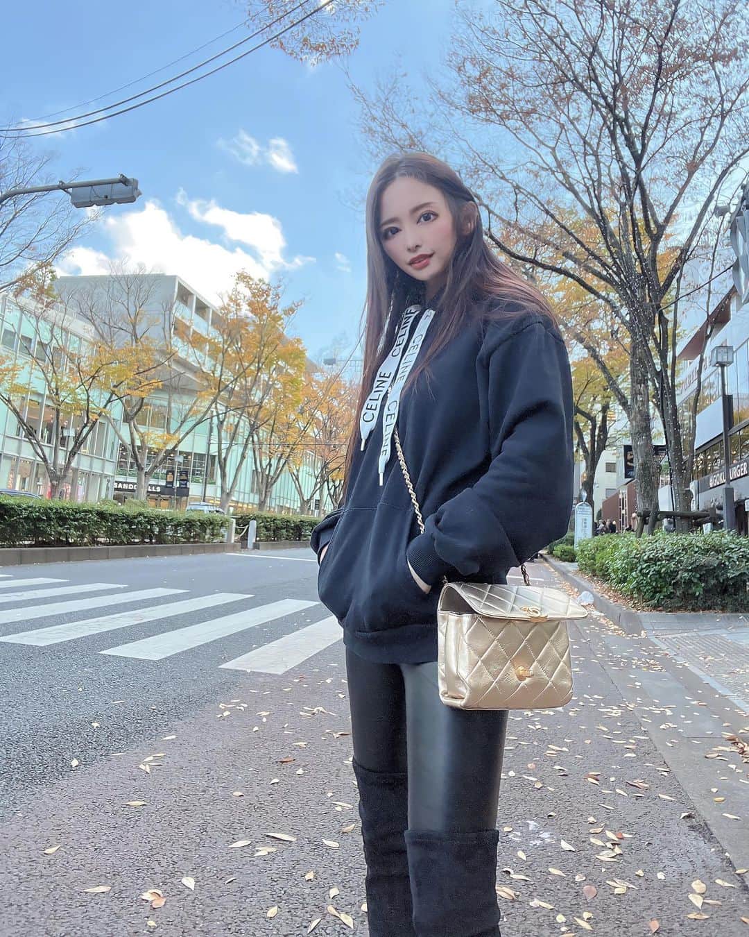 神子島みかさんのインスタグラム写真 - (神子島みかInstagram)「. 冬はパーカーとレギンスしか 着ないのか？ってくらいこの組み合わせ  子供が小さいうちの制服です。  #アラフォー#アラフォーママ#1歳#イヤイヤ期#6歳#反抗期#36歳#もうすぐ更年期#騒がしい我が家」11月18日 20時50分 - kagomika