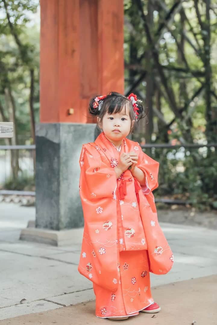 Photream-こどもと家族の成長写真-のインスタグラム：「【七五三シーズン到来！おすすめのポーズ集】  最後に写真を撮ったカメラマンの紹介 をしているよ！ 是非見てね🙈✨👀    #3歳七五三  #3歳着物  #お宮参り撮影  #七五三  #七五三3歳  #七五三3歳女の子  #七五三ママ  #着物  #着物レンタル  #七五三前撮り  #七五三撮影  #七五三着物  #七五三着物レンタル  #七五三コーディネート  #お宮参りレンタル  #お宮参りコーデ  #お宮参りフォト  #こどものいる暮らし  #写真で明日をもっと楽しく  #大阪ママ  #関西ママ  #東京ママ  #愛知ママ  #関東ママ  #出張カメラマン  #フォトリ  #ロケーションフォト  #プレママ  #ままのて  #マタニティフォト」