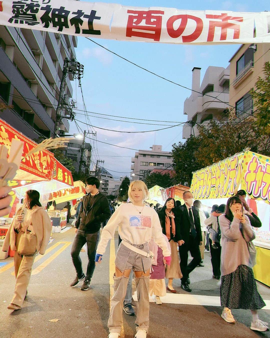 塚田綾佳のインスタグラム：「#二の酉 いったぞ~~~！\( ᐛ )/  今度はちゃんとやってた!! いっぱい食べたのだ！！  楽しかったぁヽ(´▽｀)/💓  ー #鷲神社 #熊手  #あやぽんコーデ #SPY_FAMILY #アーニャ #金髪ショート  #彼女とデートなうに使っていいよ #SNS用レンタル彼女 #SNSレンタル彼女  #インスタグラビア #Japanesegirl #ショートカット #ショートカット女子 #泳衣系列  #shooting #셀카 #미소녀 #일본인 #非常好 #摄影 #塚田綾佳」