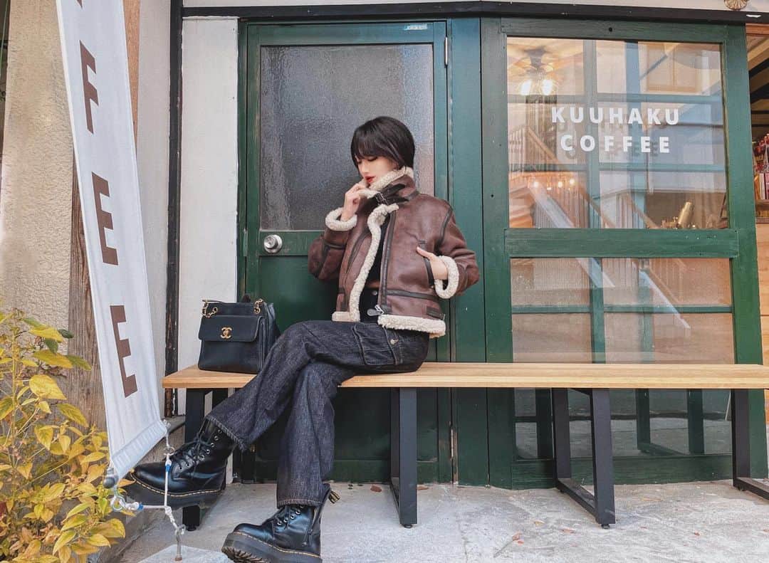 okamotosayaka のインスタグラム：「☕️📜 . . . . . . . . . . . . . #cafe#fashion#denim#ootd#shorthair#blackhair#drmartens#boots#カフェ#カフェ巡り#ファッション#ボアジャケット#マーチン#ショート#ショートヘア#ショートカット#ムートンコート#ムートンジャケット#秋冬コーデ#冬コーデ#ブーツ」