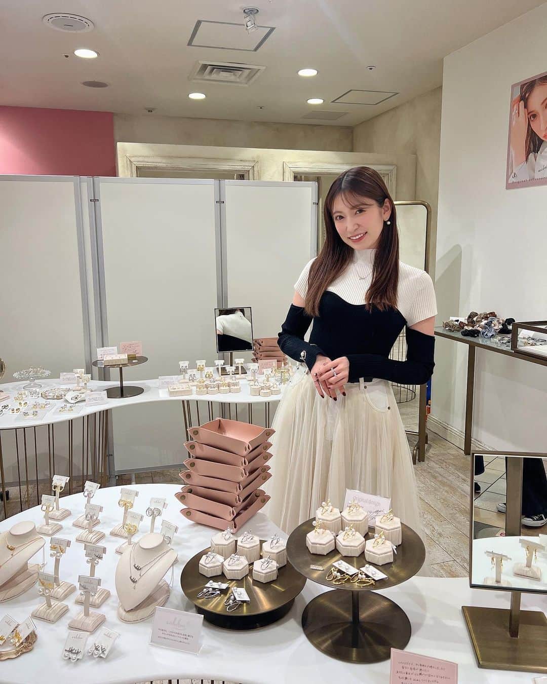 吉田朱里のインスタグラム：「梅田ESTにて プロデュースアクセサリーブランド @anchelion のポップアップ開催中です🤍✨ 21日までです！ ありがたいことにwebではたくさんの商品が完売しておりますが… 店頭にはまだ在庫がある物もございますので、是非実際手に取って見てみてくださいね💓 . 私もまた店頭遊びに行こ〜❤️」