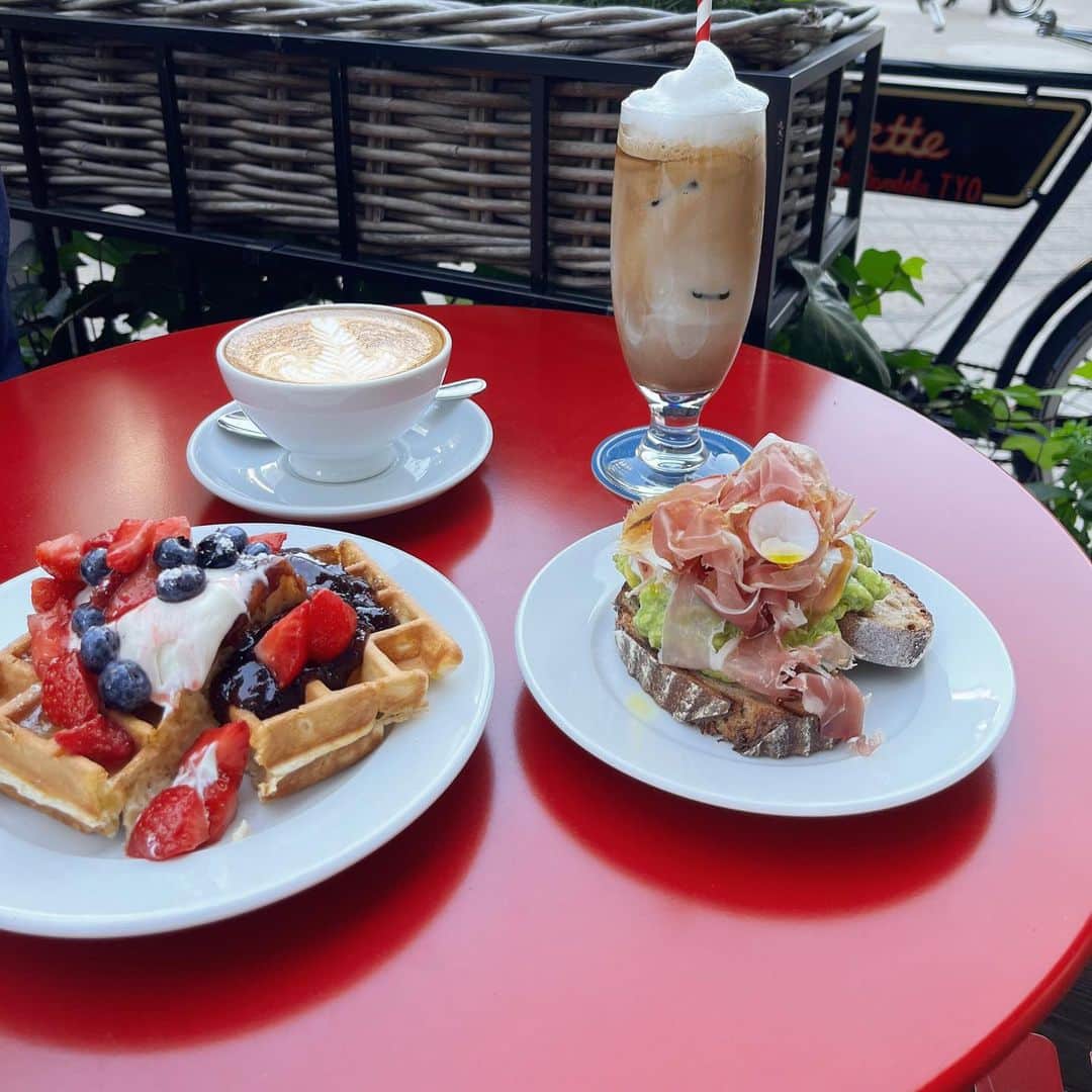 湯浅喬子のインスタグラム：「ここのアボカドトーストが美味しすぎた♡🥑  テラス席が最高だった日🫶❤️‍🔥  @buvettetokyo 🍽 神戸にも欲しい♡ #buvette #buvettetokyo  #cafe」