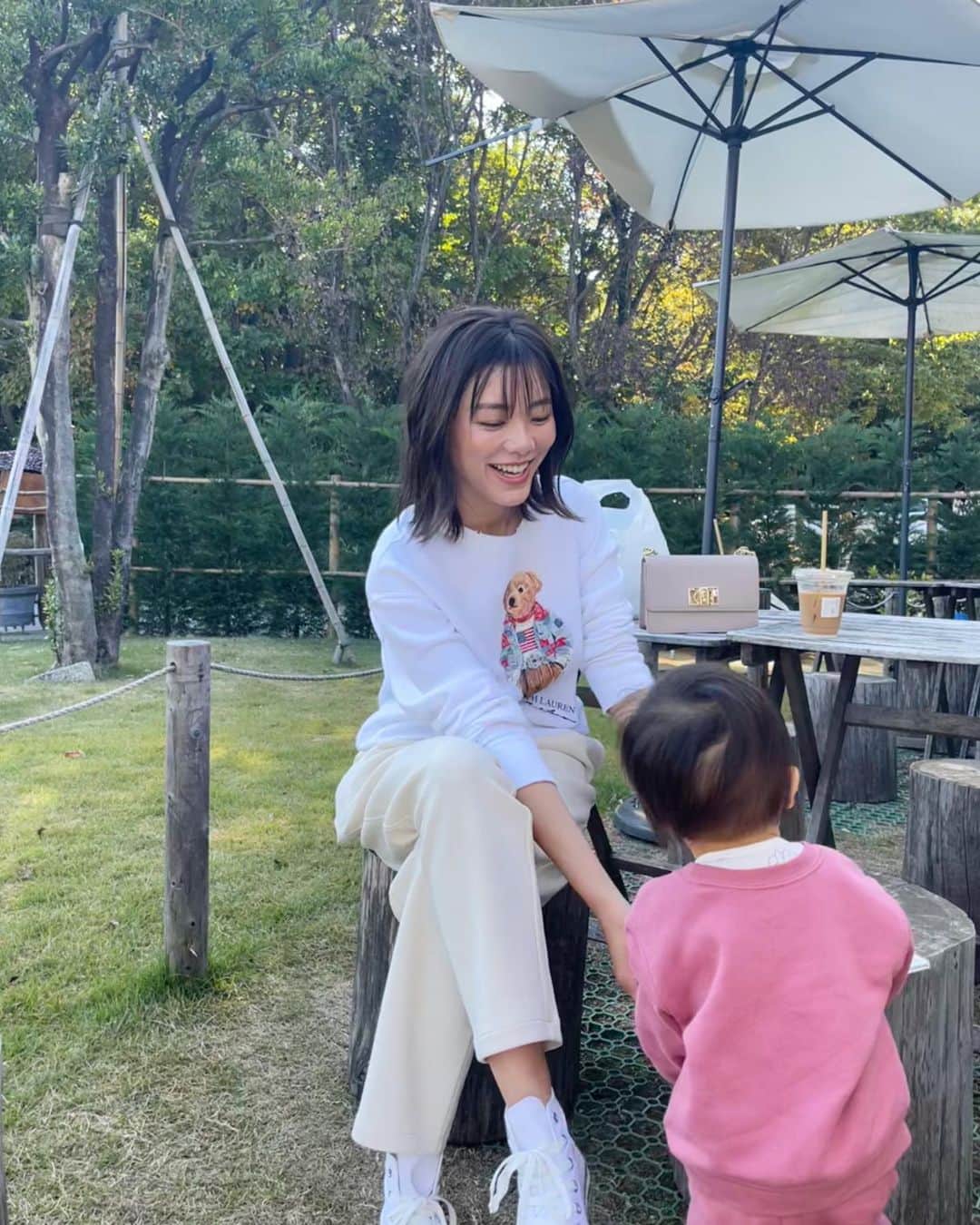 王子咲希(saki ouji)のインスタグラム：「. . パンを買いに朝活♡ 買ったパンをテラスで頂いて 置いてある絵本を読んでオフの朝は穏やか☺️  #ig_baby #ig_babyboy  #男の子ママ#ママコーデ #男の子コーデ#1歳ママ#1歳男の子 #朝活」