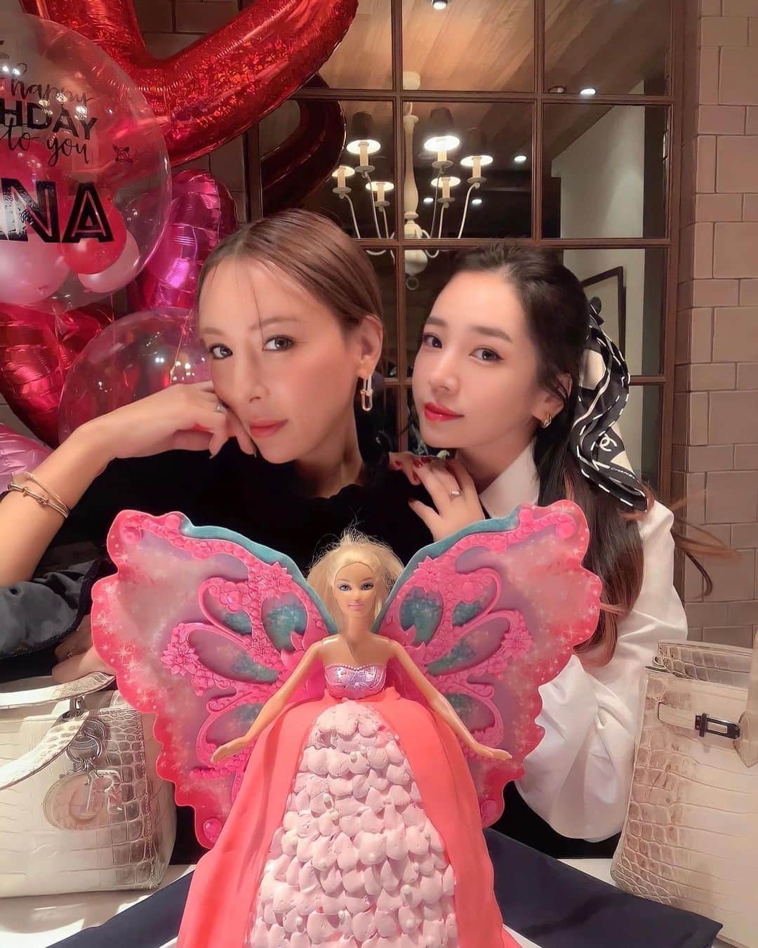 megbabyのインスタグラム：「💖Happy birthday💖@_genking_  SANA🦋👸🏻🎉  お誕生日当日に祝える事がこんなに嬉しいなんて😭✨✨ さな🦋 産まれてきてくれてありがとう💖  いつもどんな時も優しくて心強くて私の心の声まで全てを察してくれるの🥺大切な大切な妹❤️  8年ぶりにお誕生日を祝えたこと本当に嬉しい😭✨✨ これから先も 毎年お祝いさせてね🥰  私たちを再会させてくれたあやのちゃん本当にありがとう😭❤️❤️❤️  人生縁のある人とは何度離れてもまた出会えるもの。  さなと出会えたことに感謝❤️  #姉妹 #8年前の誕生日の写真も混ぜました😂」